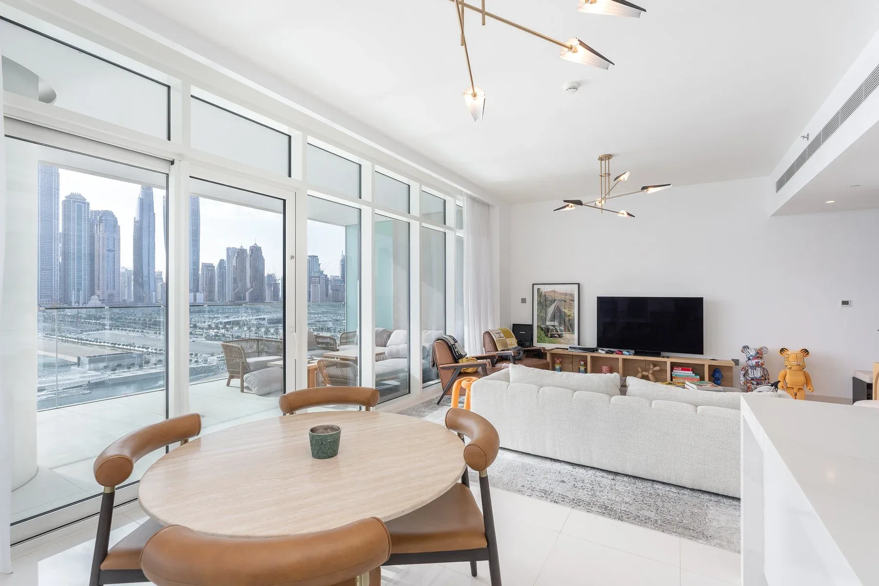 Contemporary Apartment with Full Marina View — photograph 4