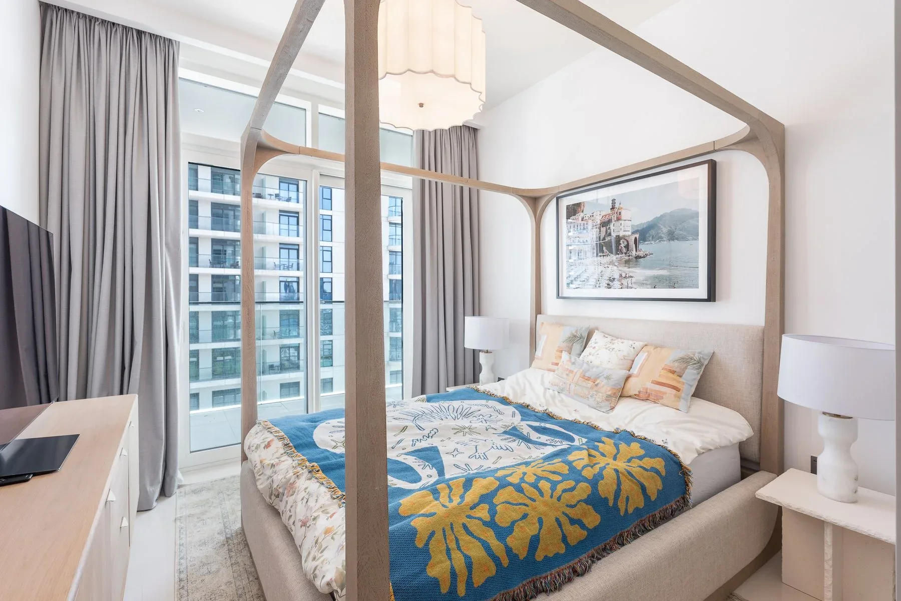 Contemporary Apartment with Full Marina View — photograph 6