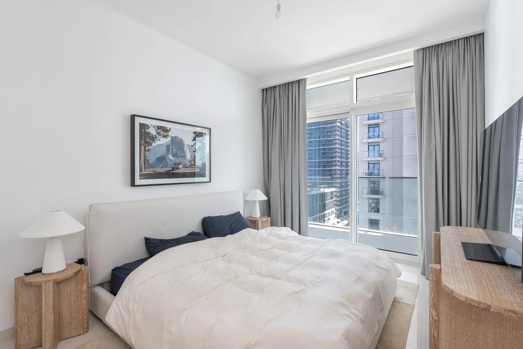 Contemporary Apartment with Full Marina View — photograph 5
