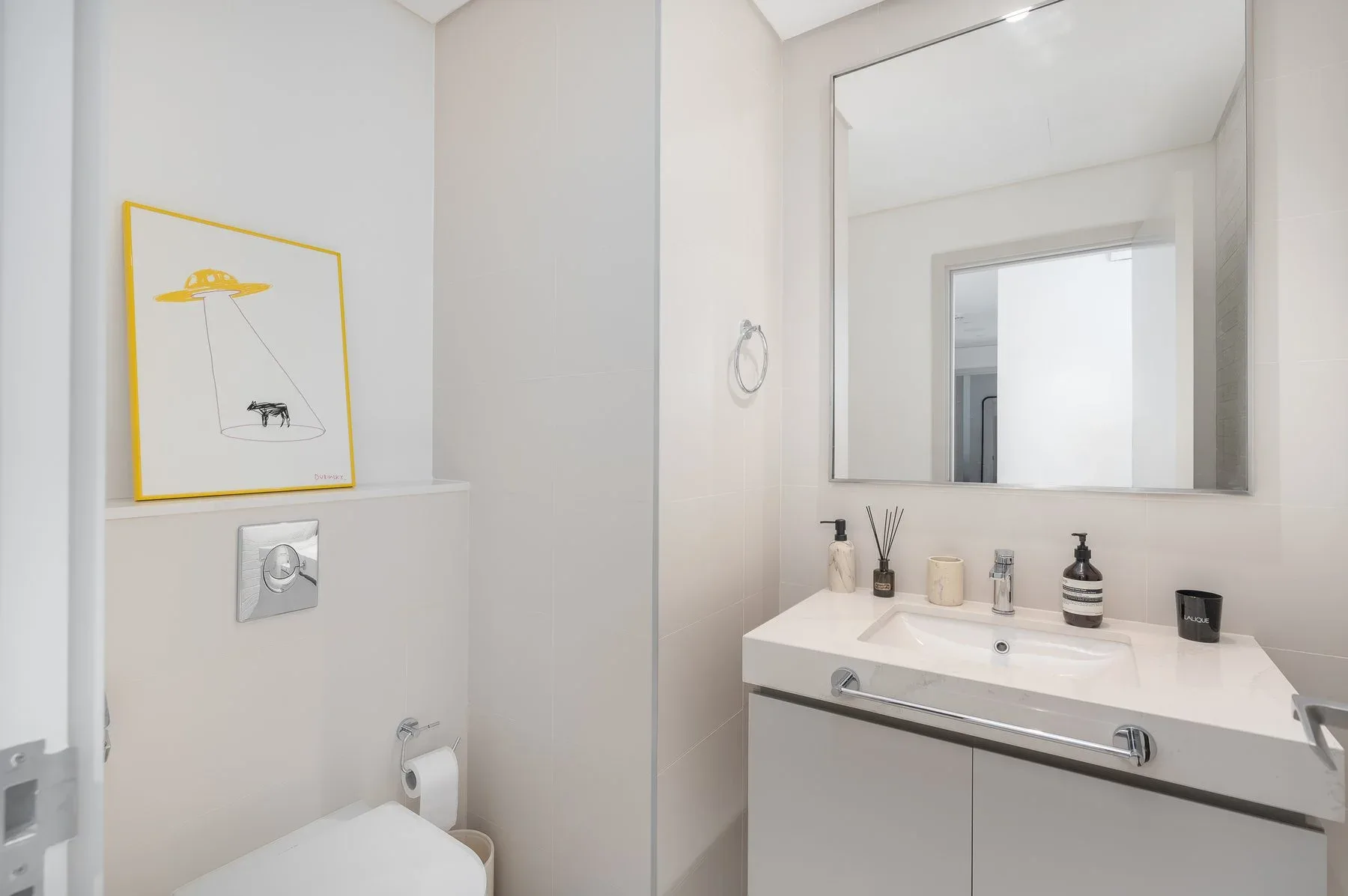 Contemporary Apartment with Full Marina View — photograph 8