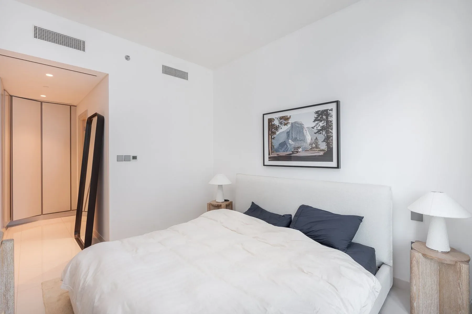 Contemporary Apartment with Full Marina View — photograph 9