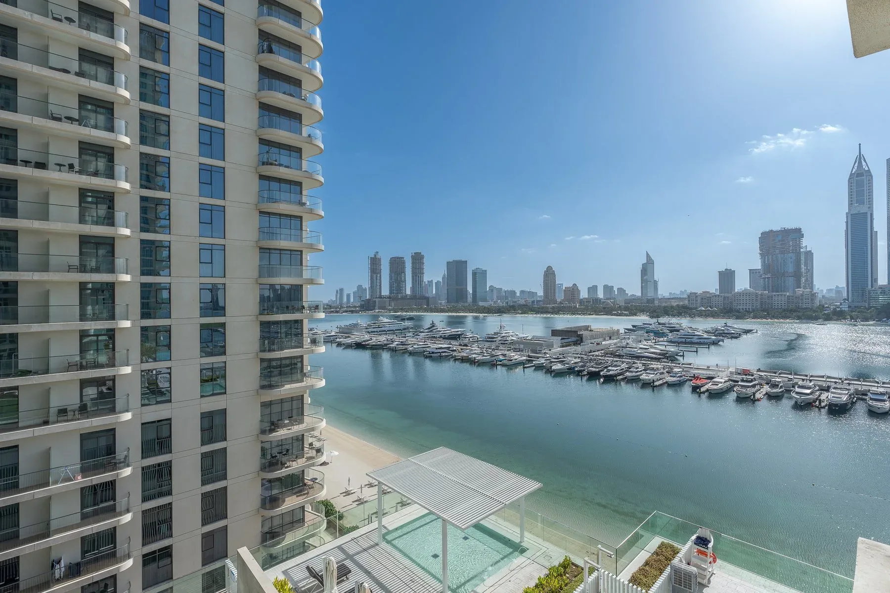 Contemporary Apartment with Full Marina View — photograph 10