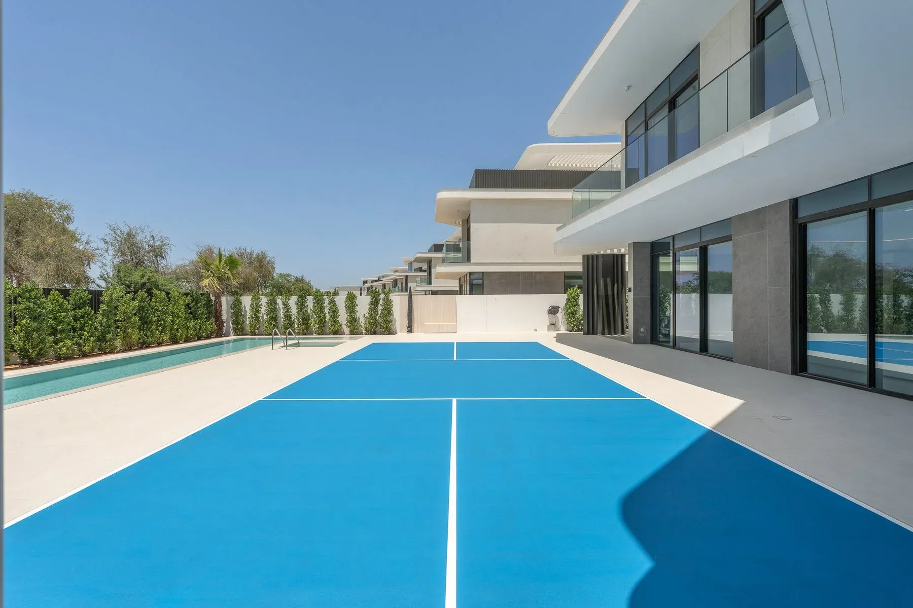 Stunning Villa with Branded Design in Majestic Vistas — photograph 2