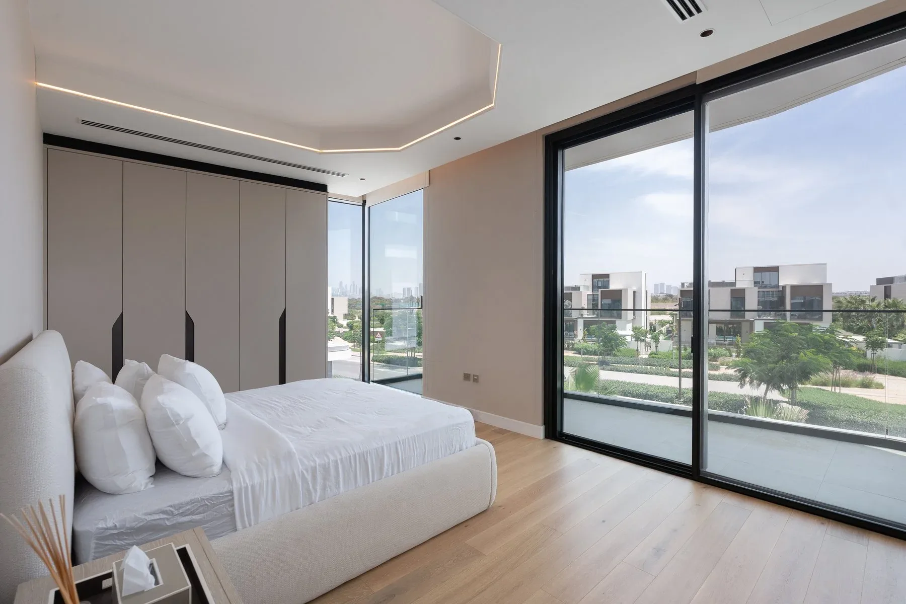Stunning Villa with Branded Design in Majestic Vistas — photograph 9