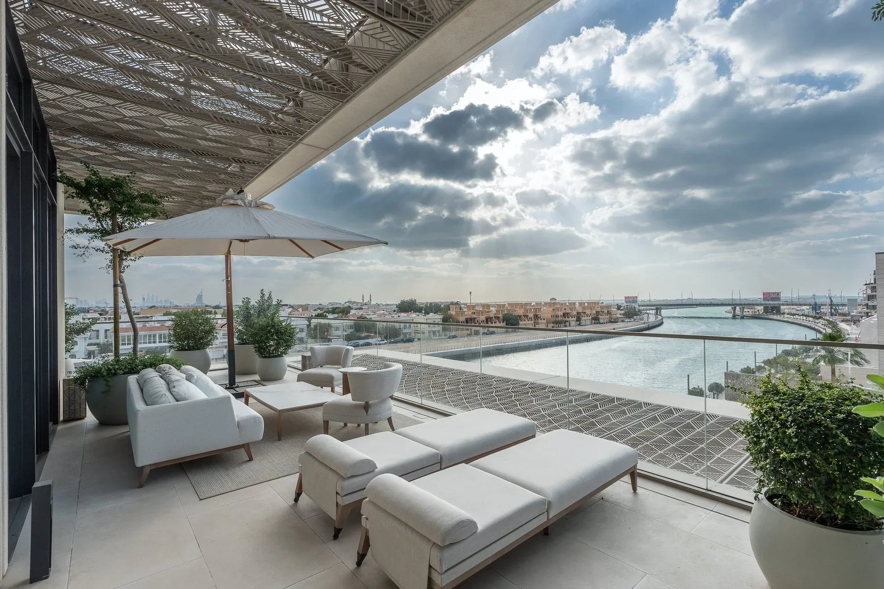 Upgraded Four Seasons Residence with Private Pool — photograph 1
