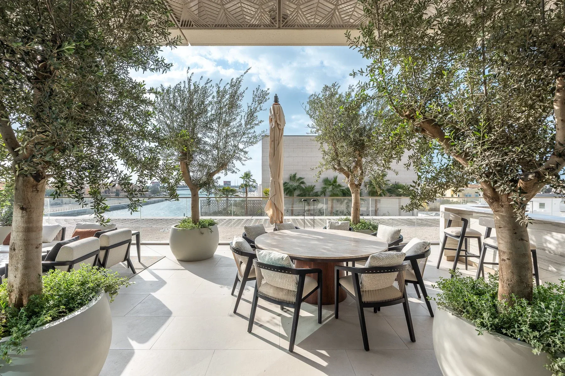 Upgraded Four Seasons Residence with Private Pool — photograph 2