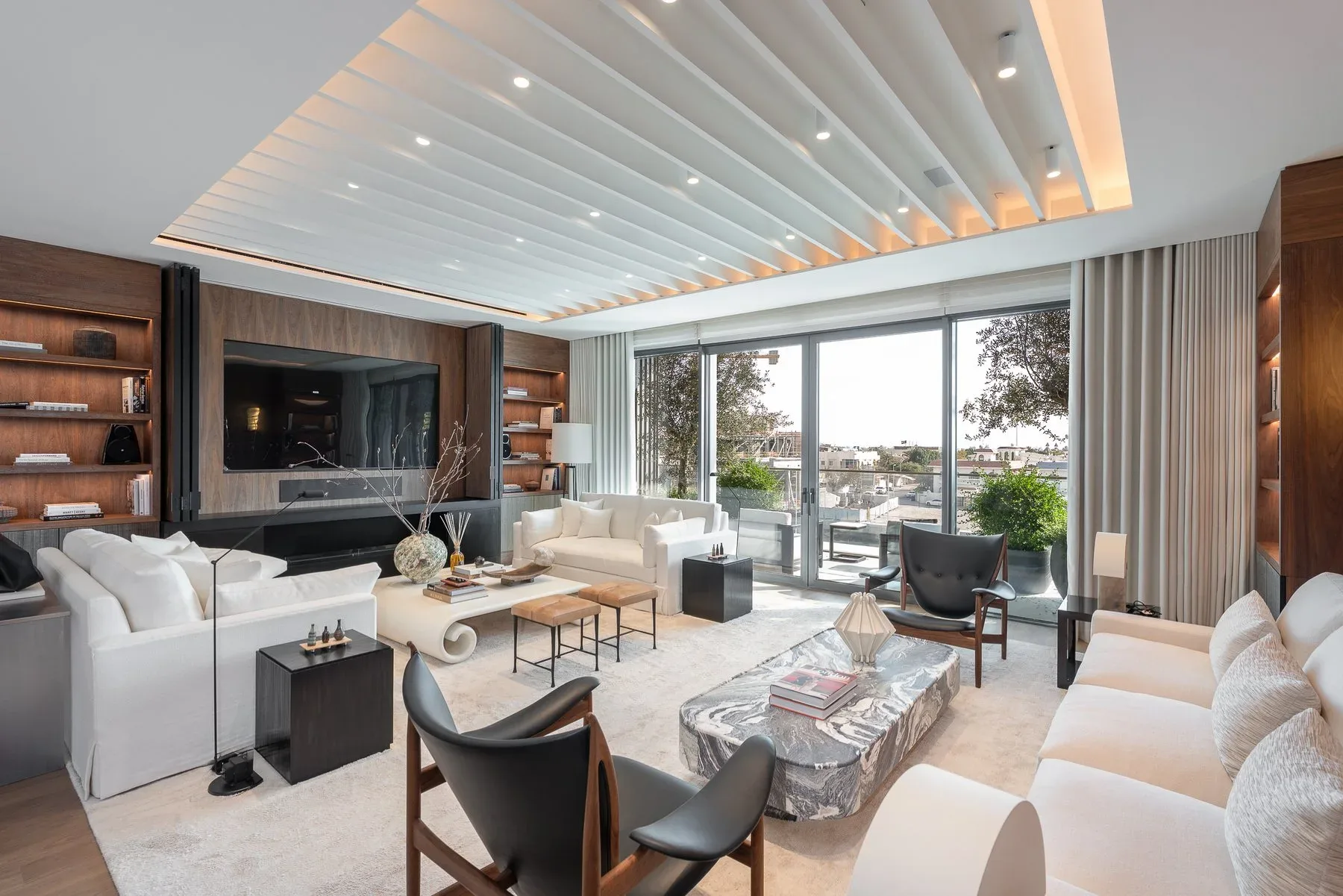 Upgraded Four Seasons Residence with Private Pool — photograph 3