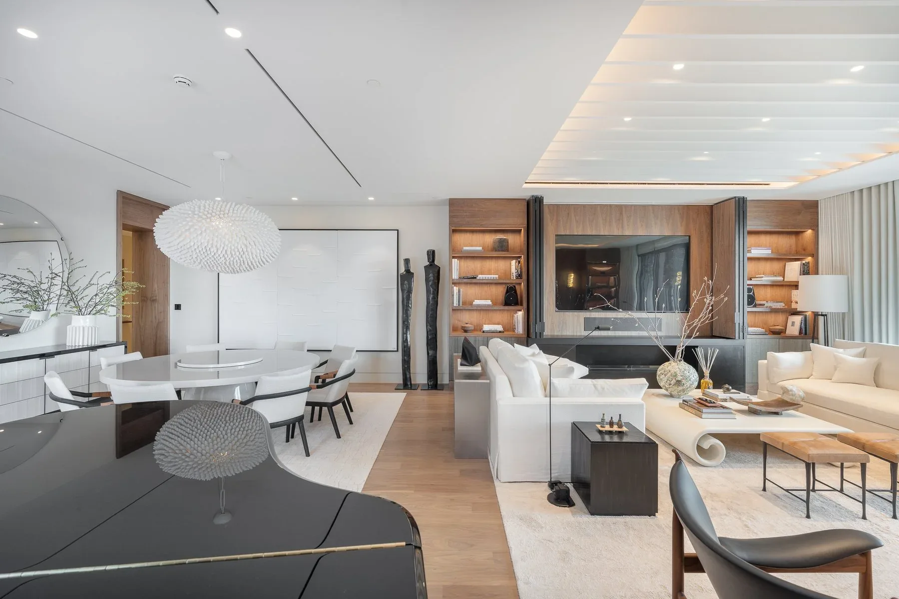 Upgraded Four Seasons Residence with Private Pool — photograph 5