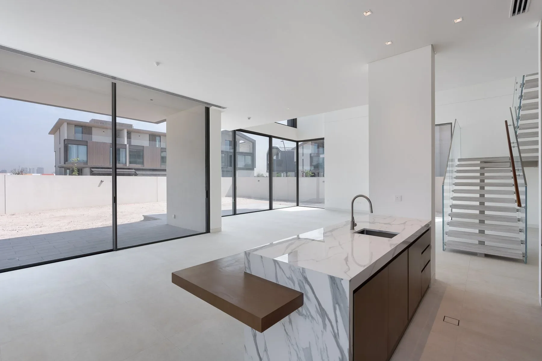 Modern Villa with Full Burj Khalifa View — photograph 3