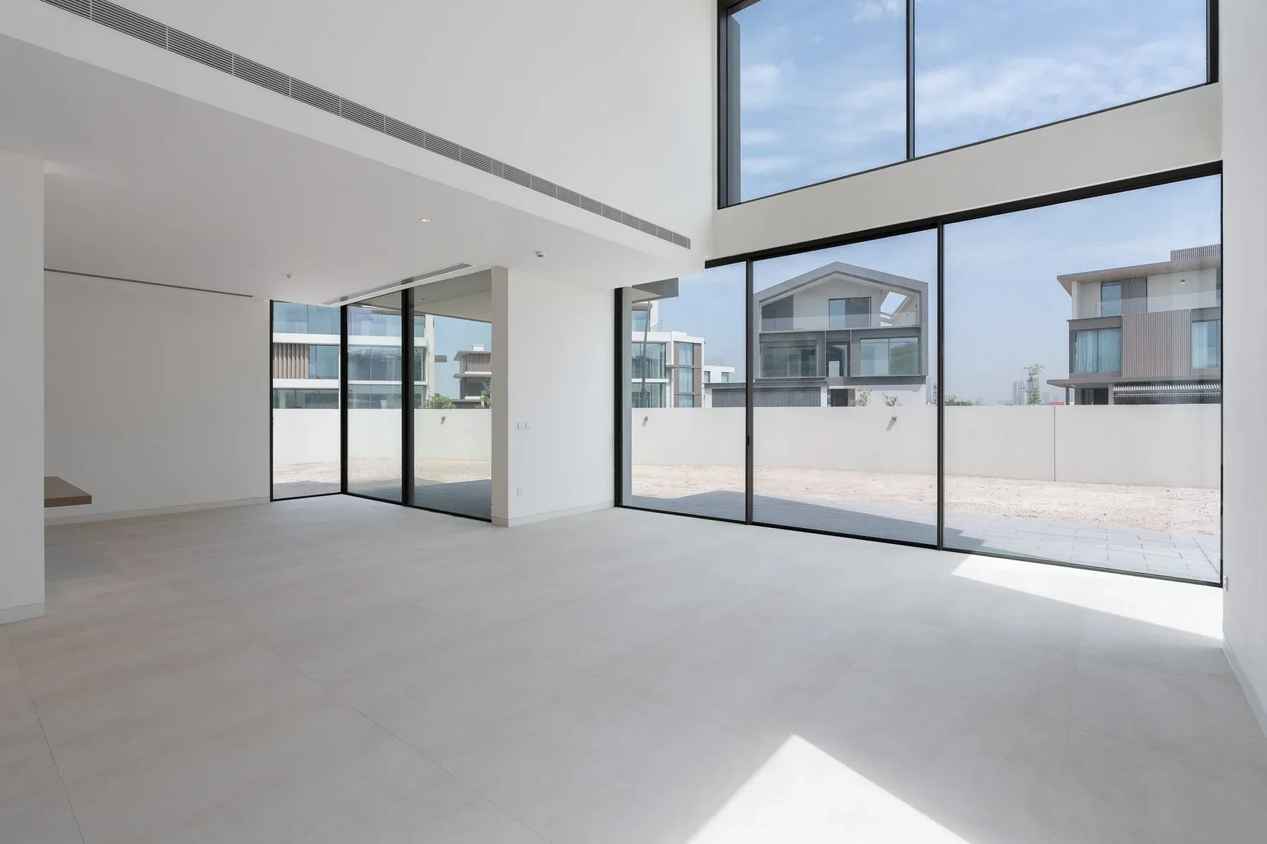 Modern Villa with Full Burj Khalifa View — photograph 1