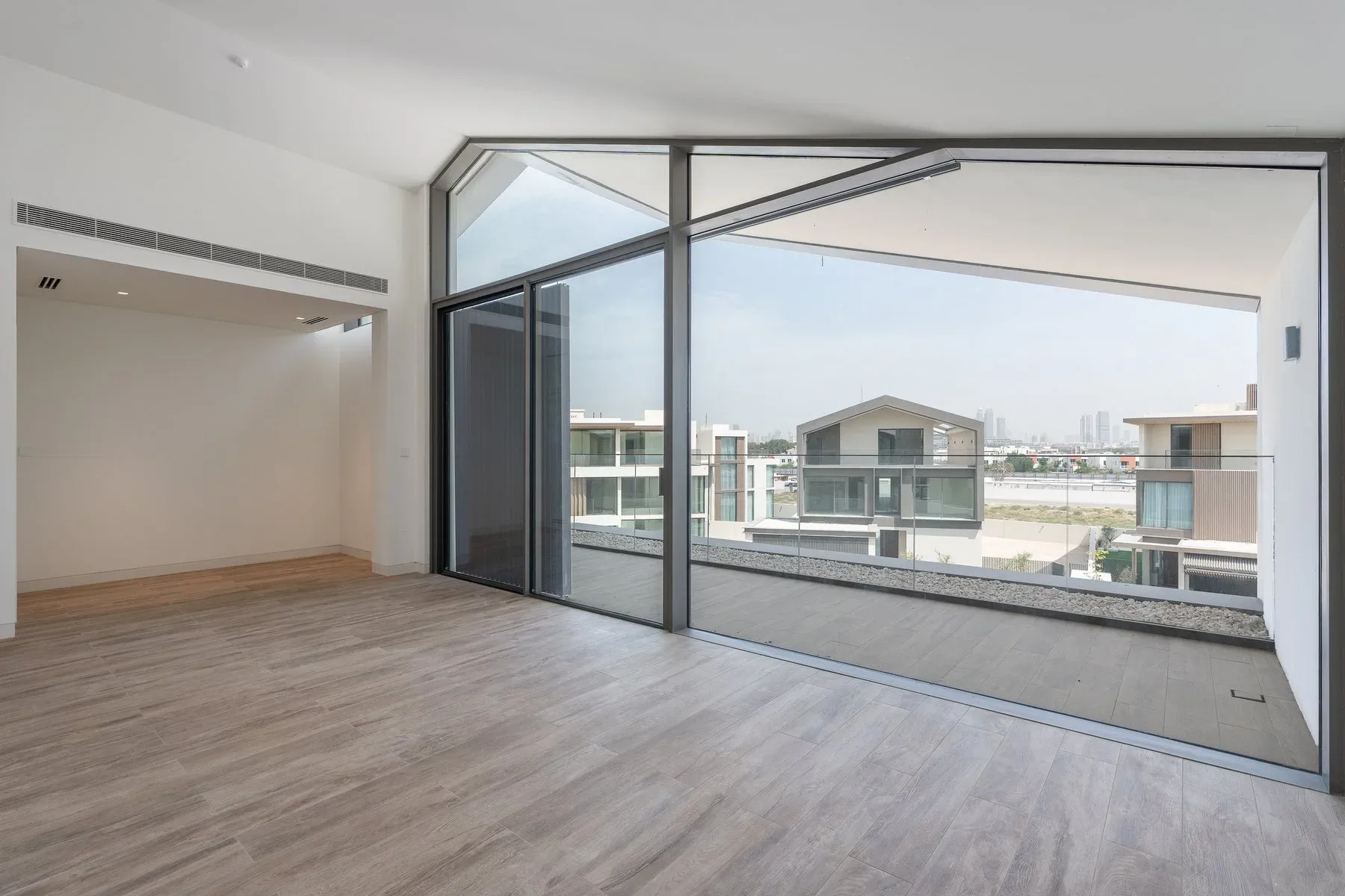 Modern Villa with Full Burj Khalifa View — photograph 8
