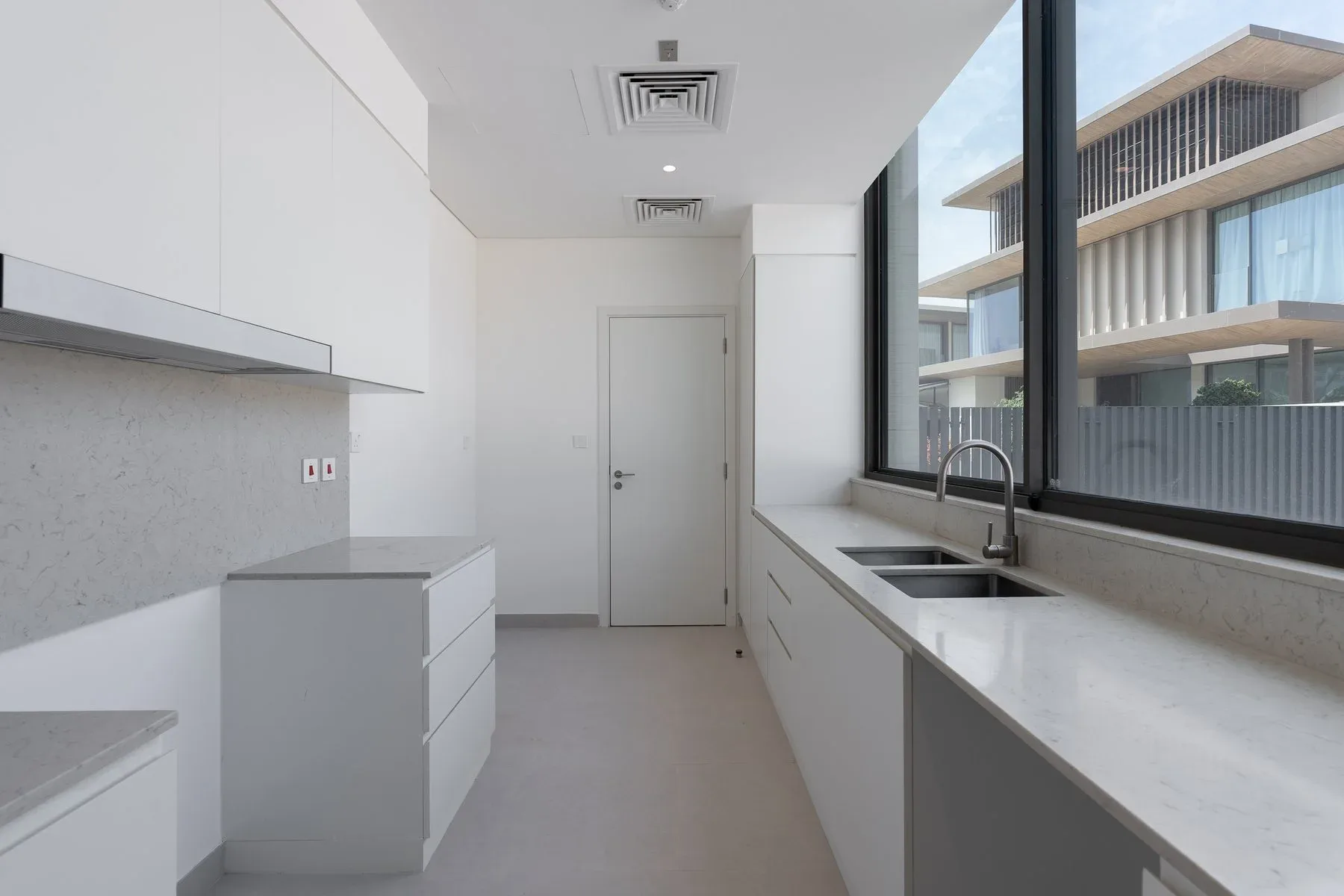 Modern Villa with Full Burj Khalifa View — photograph 7
