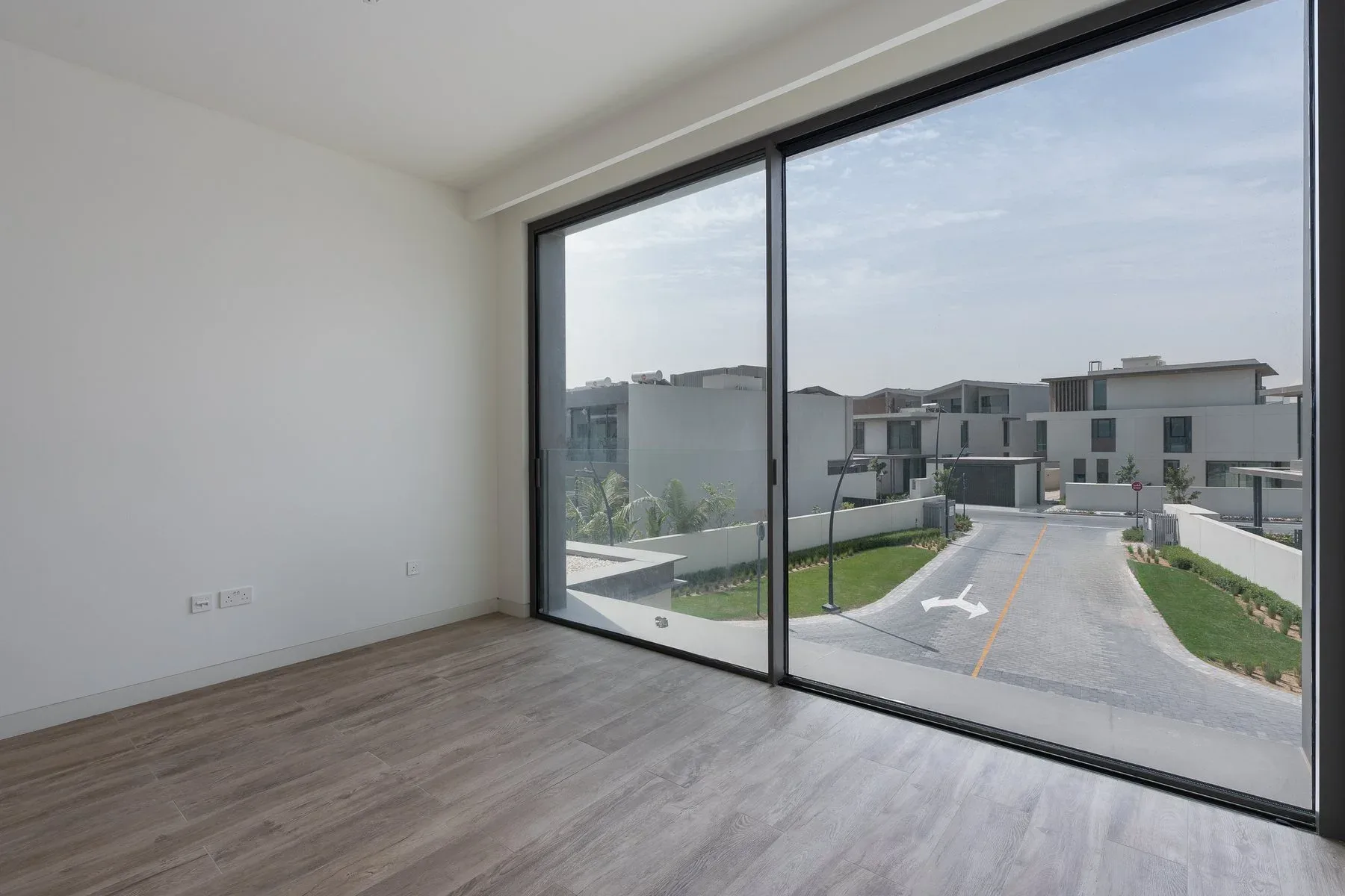 Modern Villa with Full Burj Khalifa View — photograph 10