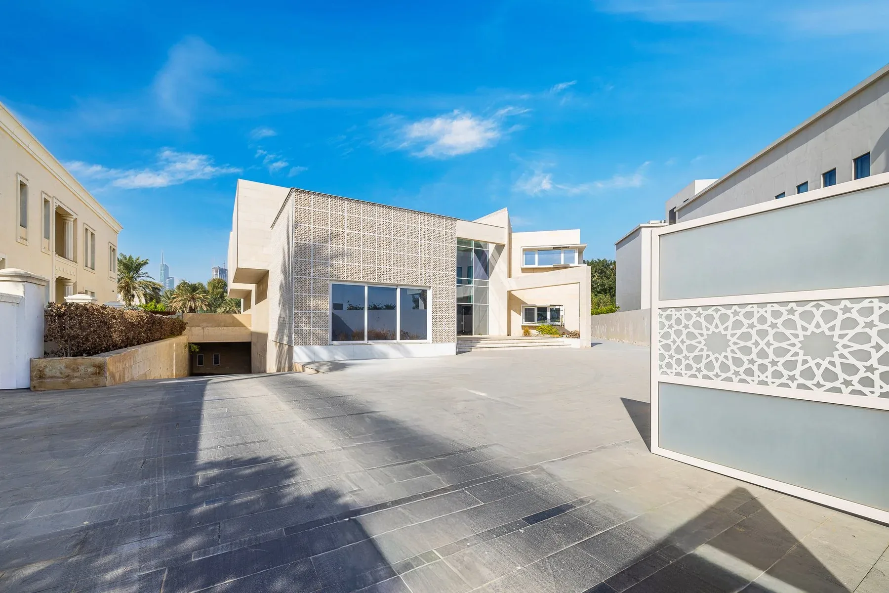 Expansive Modern Home in Emirates Hills — photograph 2