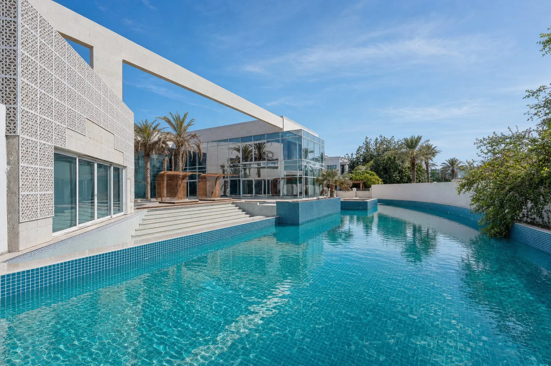 Expansive Modern Home in Emirates Hills — photograph 1