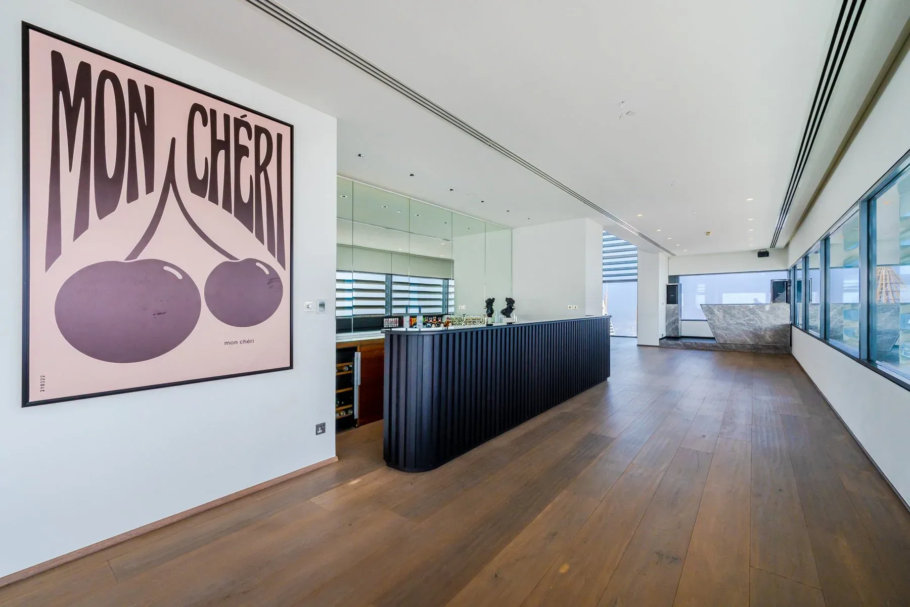 Corner Penthouse with Sweeping Burj Khalifa Views — photograph 3