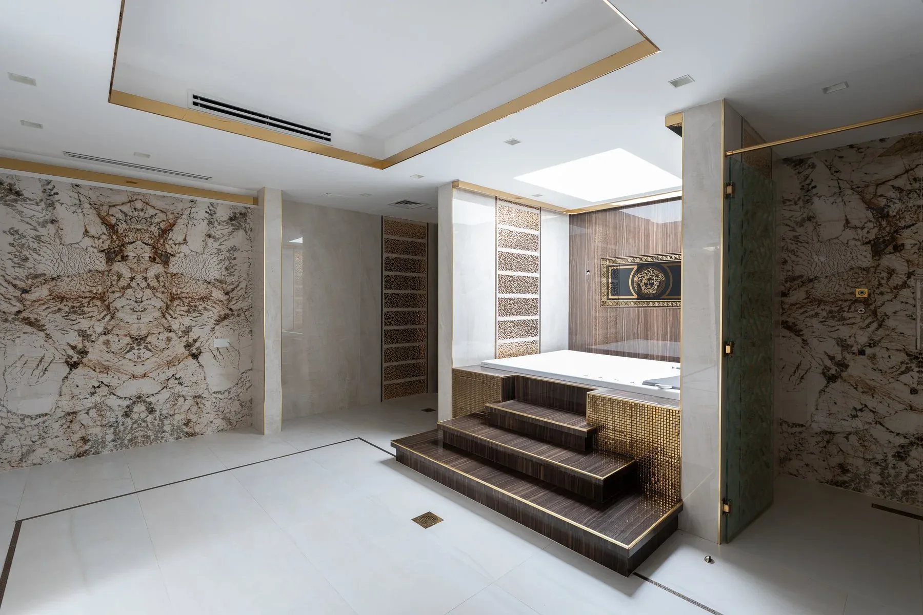 Expansive Modern Home in Emirates Hills — photograph 10
