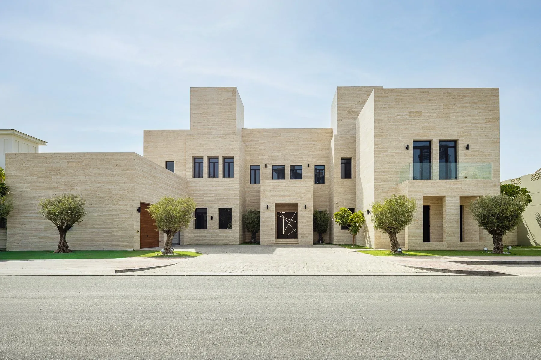 Renovated Palm Jumeirah Villa with Sunset Views — photograph 1