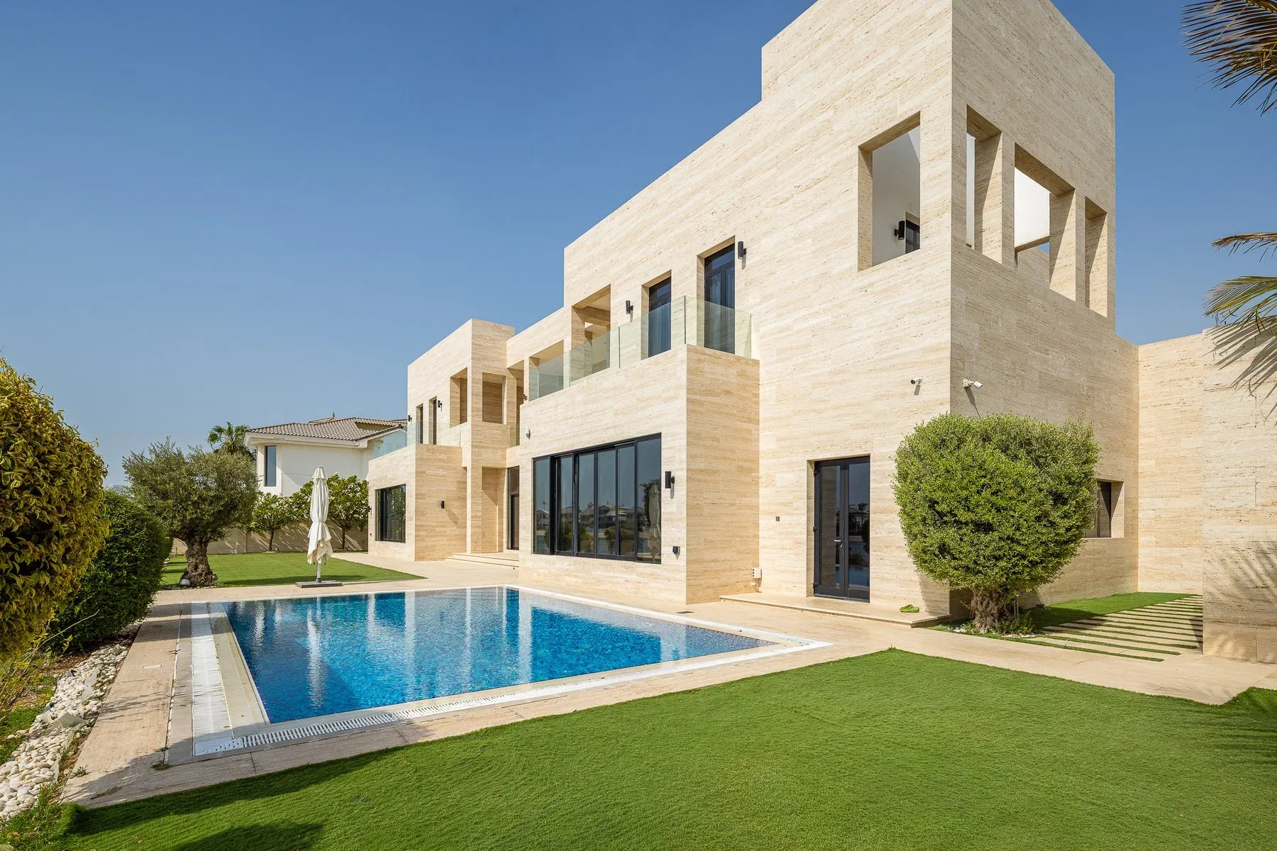 Renovated Palm Jumeirah Villa with Sunset Views — photograph 2
