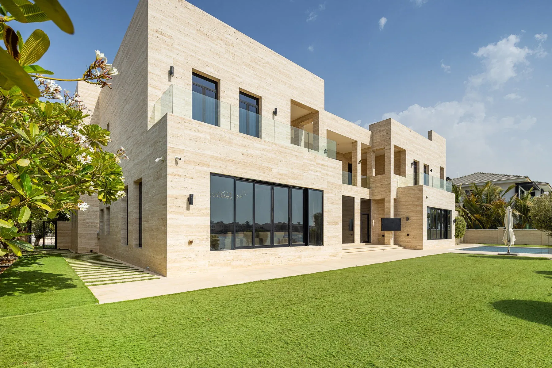 Renovated Palm Jumeirah Villa with Sunset Views — photograph 3