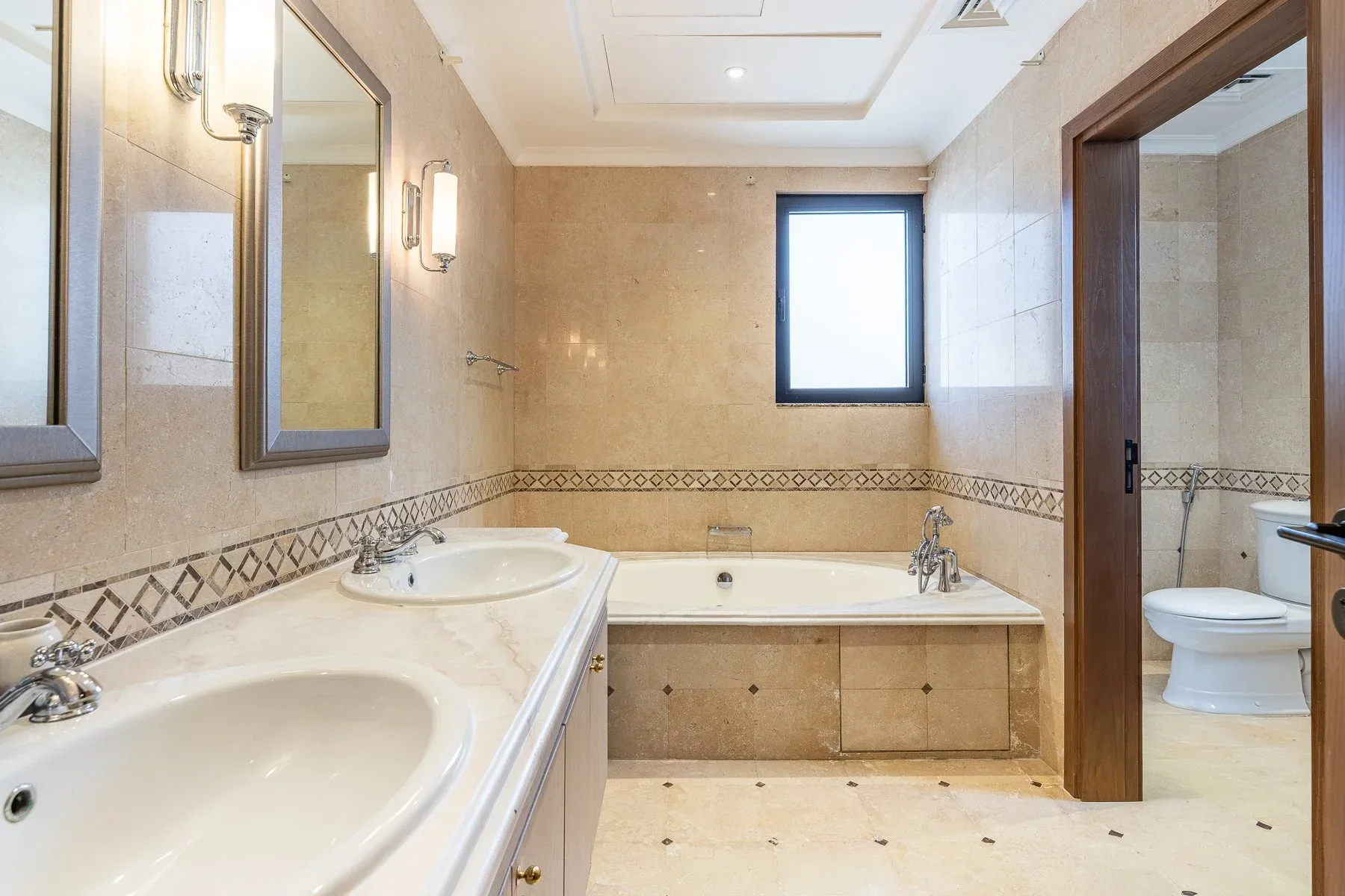Renovated Palm Jumeirah Villa with Sunset Views — photograph 9