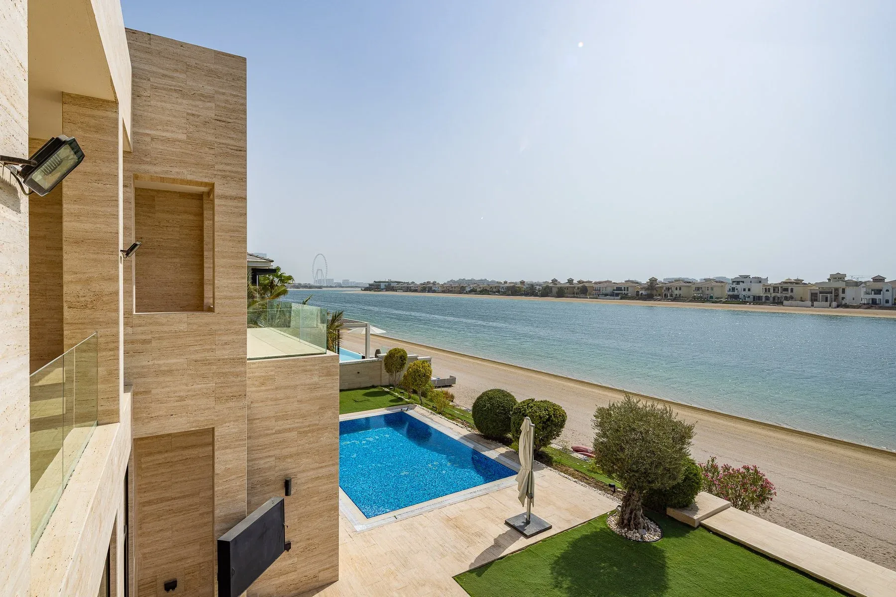 Renovated Palm Jumeirah Villa with Sunset Views — photograph 10