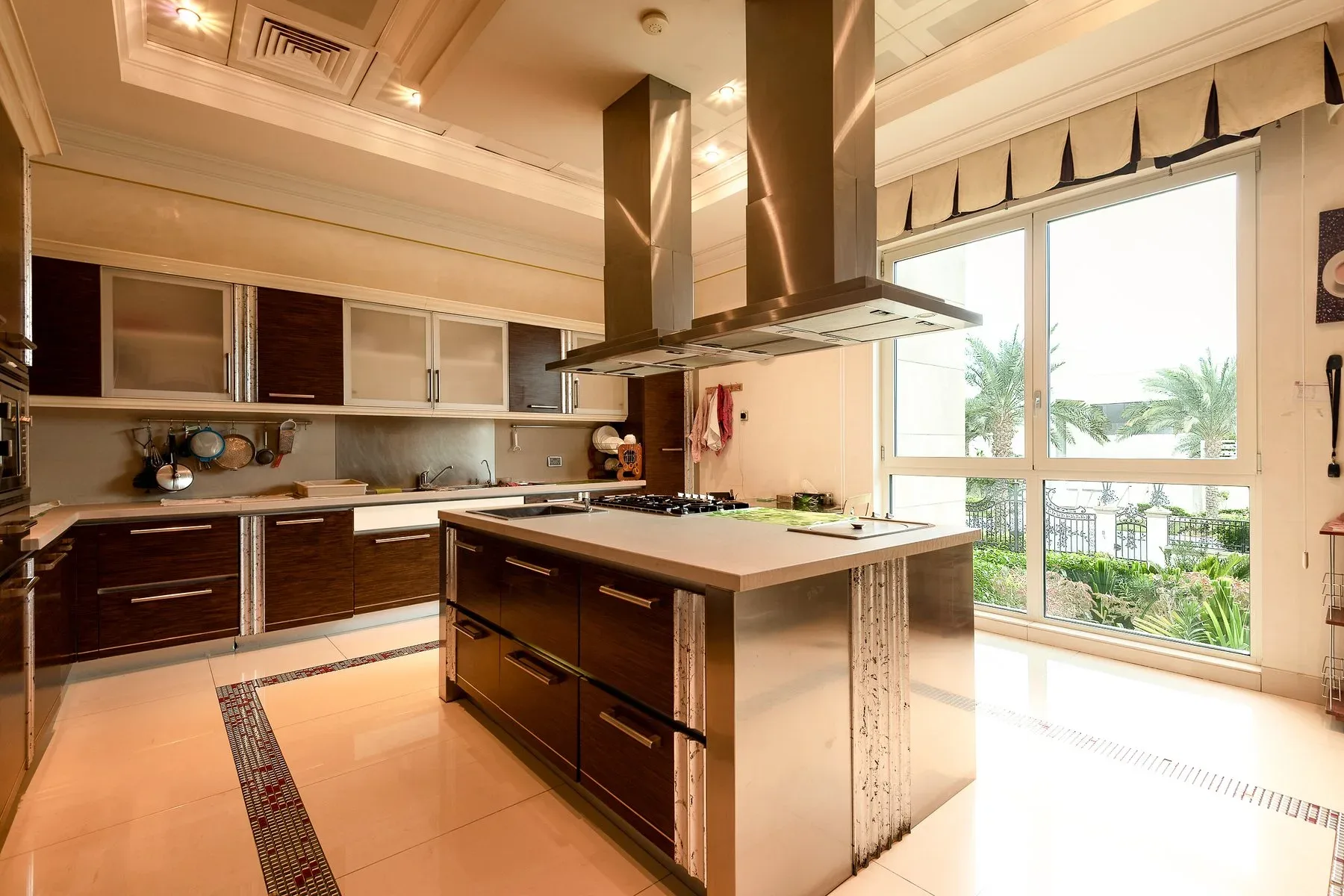 Exceptional Bespoke Mansion in Emirates Hills — photograph 7
