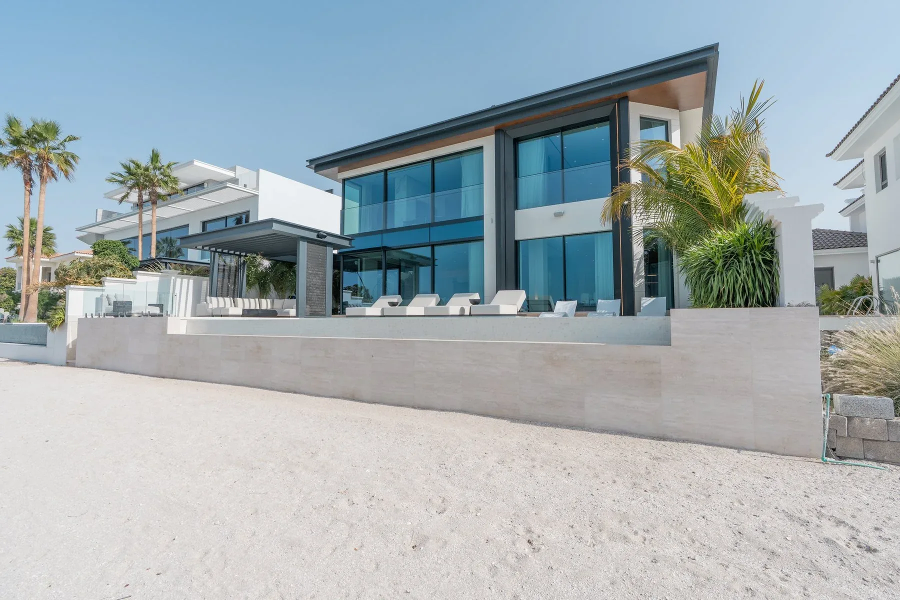 Upgraded and Extended Palm Jumeirah Home — photograph 2
