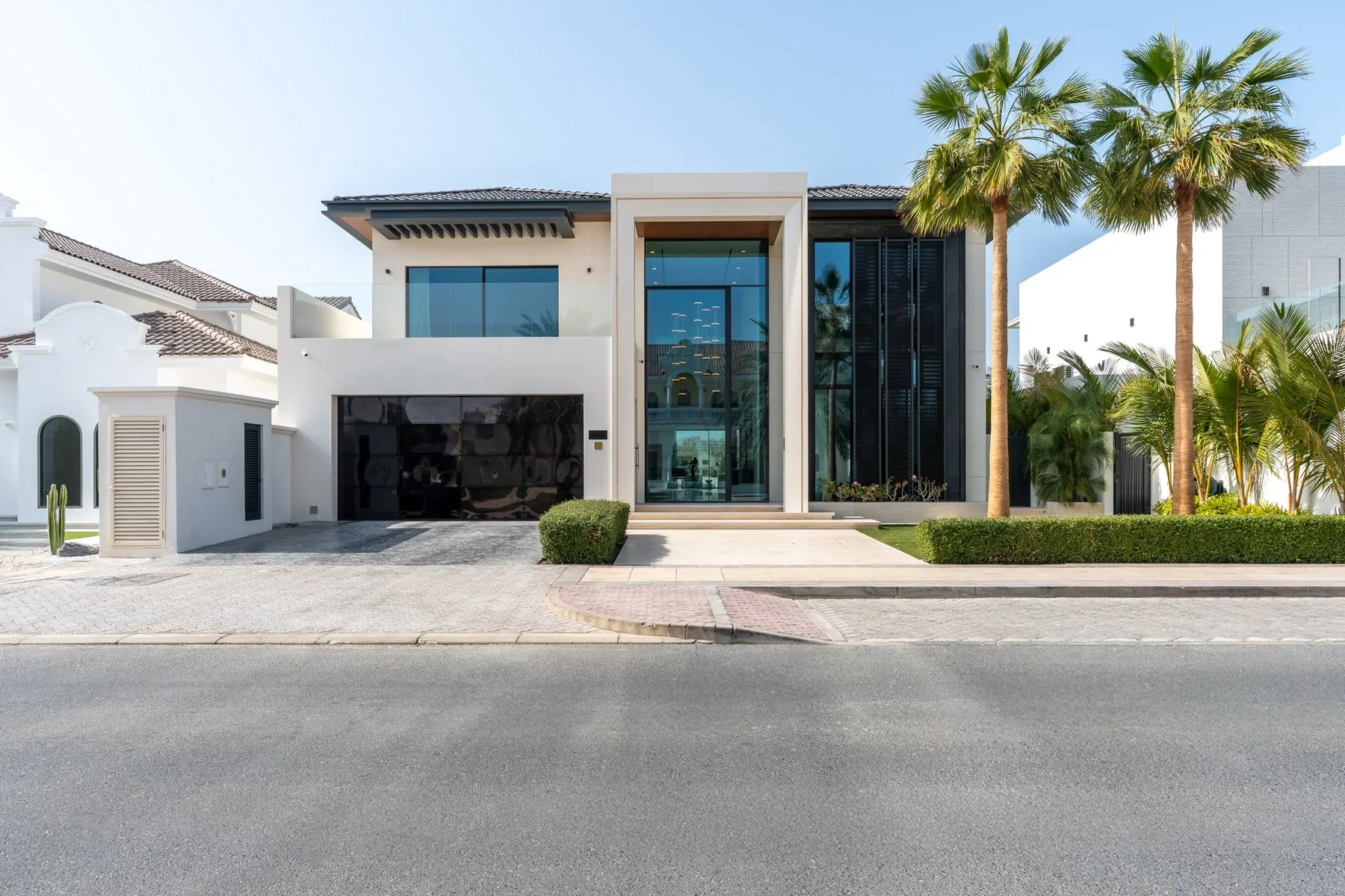 Upgraded and Extended Palm Jumeirah Home — photograph 1
