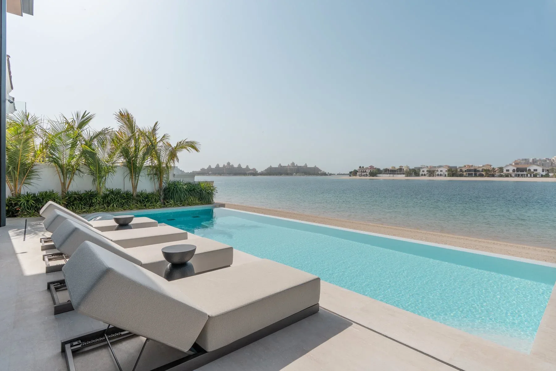 Upgraded and Extended Palm Jumeirah Home — photograph 9