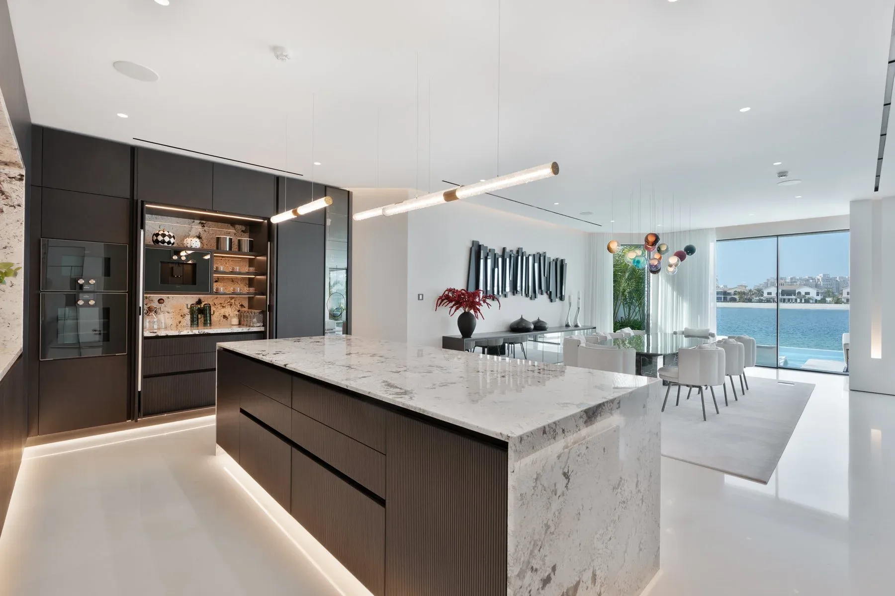 Upgraded and Extended Palm Jumeirah Home — photograph 10