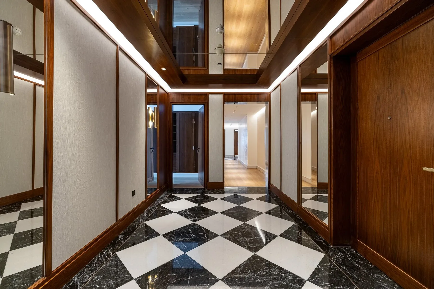 Sophisticated Lateral Home in Dorchester Collection — photograph 3