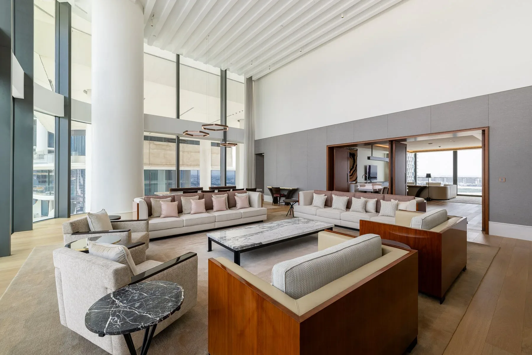 Sophisticated Lateral Home in Dorchester Collection — photograph 1