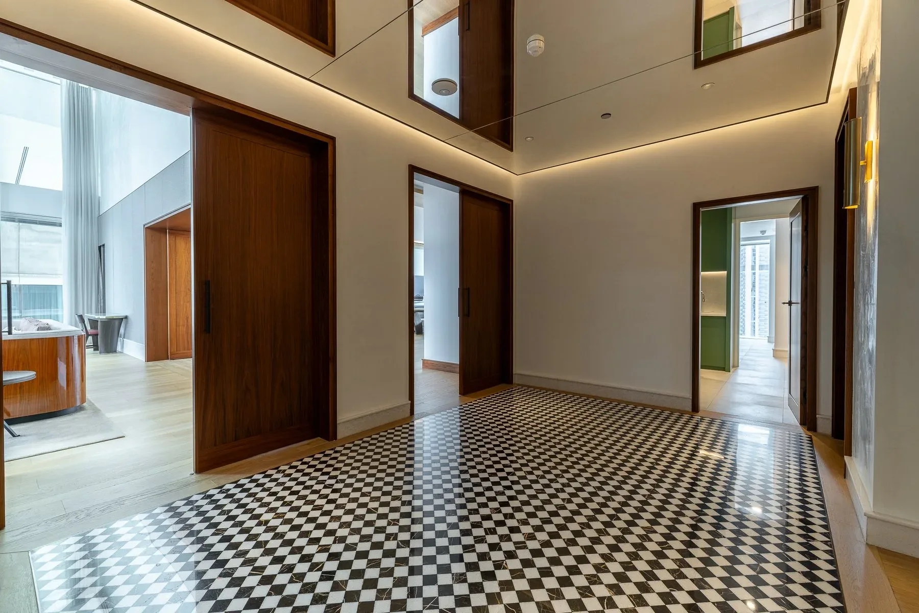 Sophisticated Lateral Home in Dorchester Collection — photograph 4