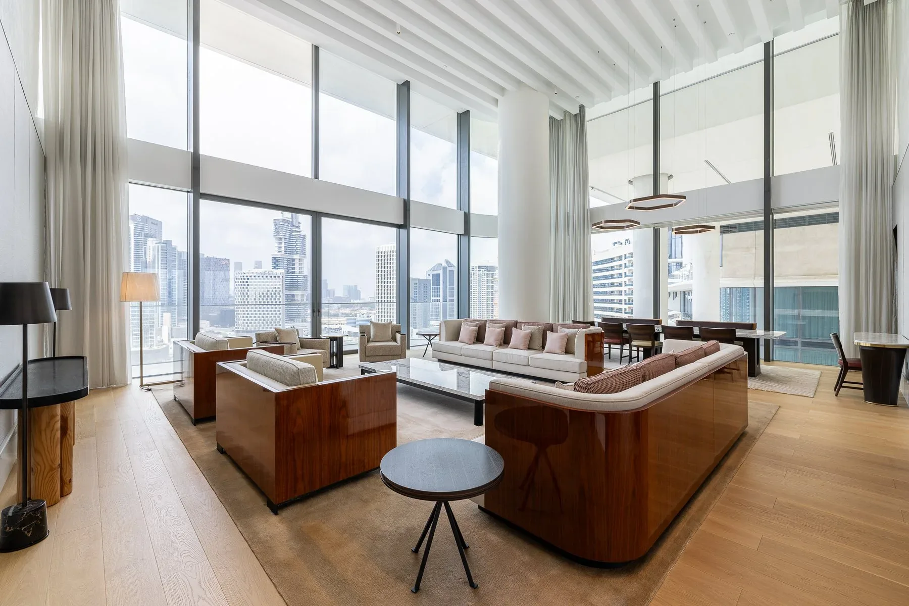Sophisticated Lateral Home in Dorchester Collection — photograph 5