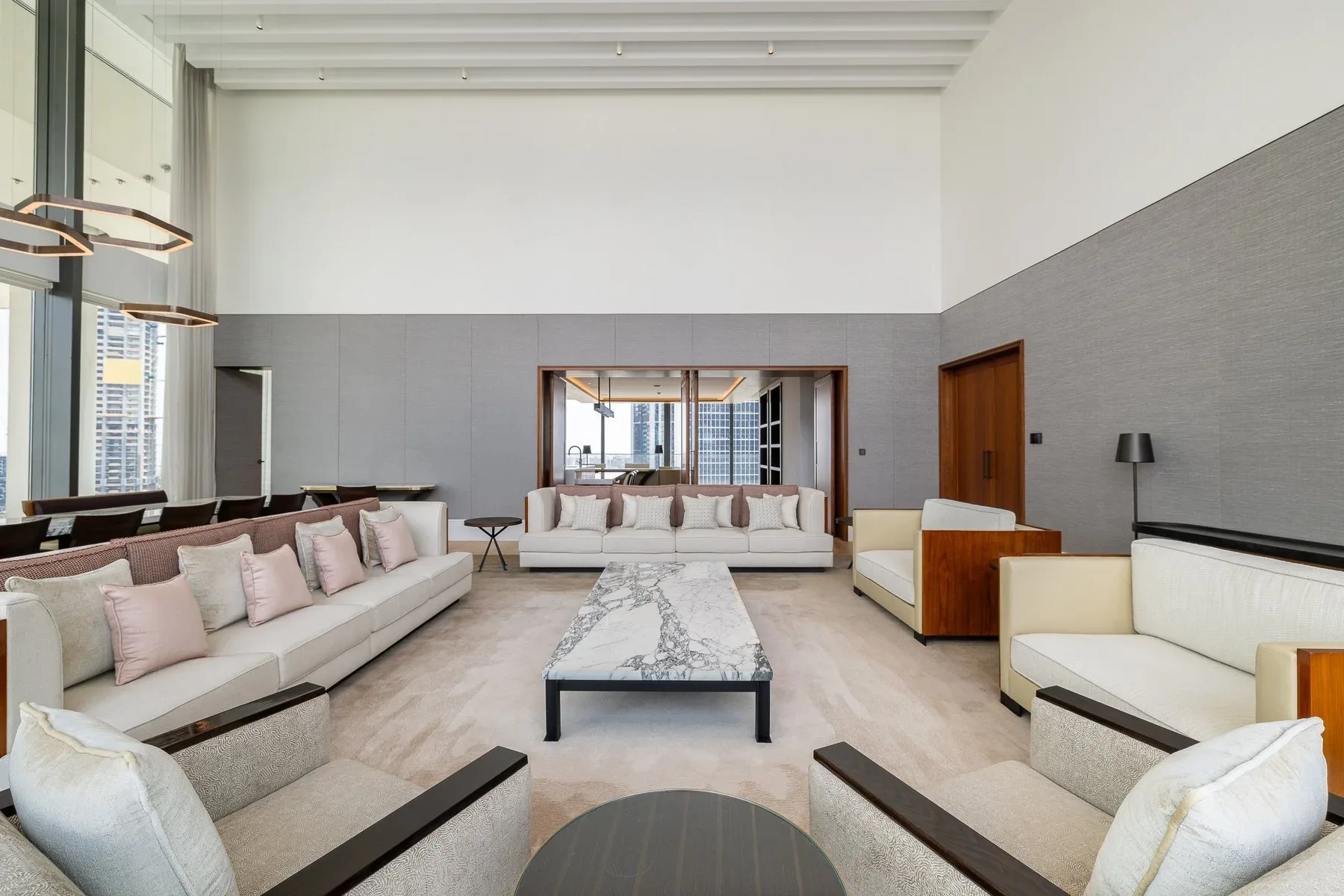 Sophisticated Lateral Home in Dorchester Collection — photograph 6