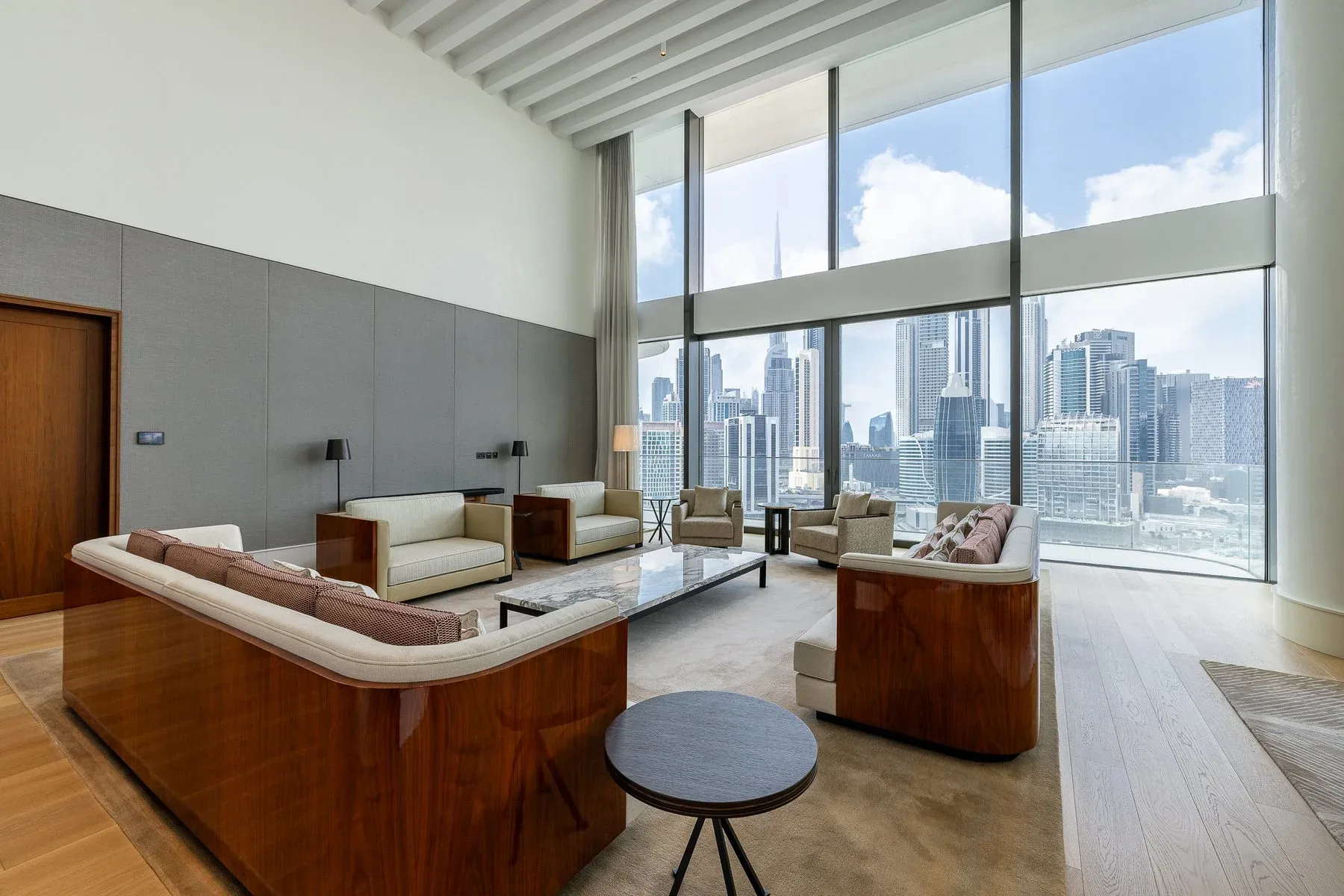 Sophisticated Lateral Home in Dorchester Collection — photograph 8