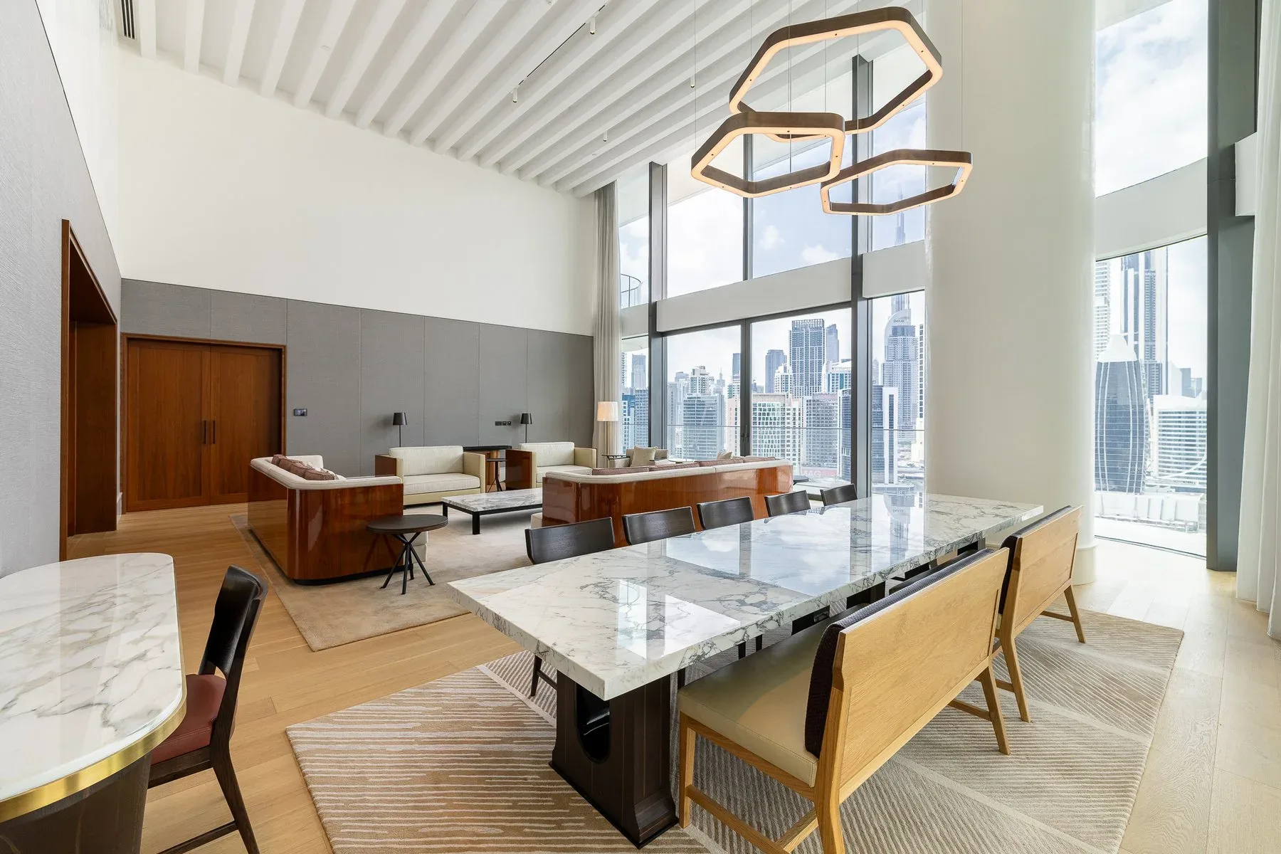 Sophisticated Lateral Home in Dorchester Collection — photograph 9