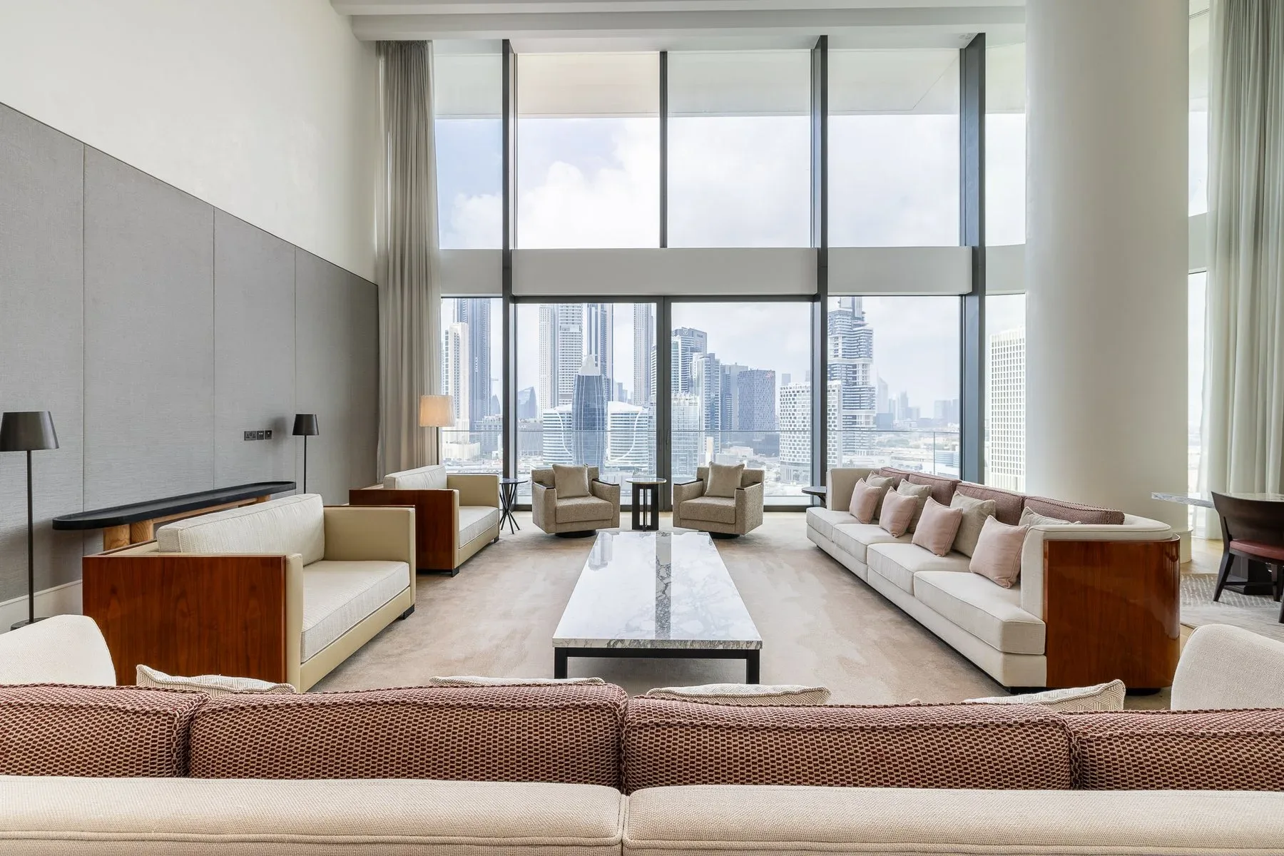 Sophisticated Lateral Home in Dorchester Collection — photograph 7