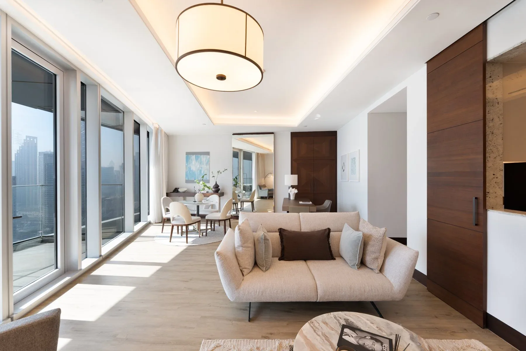 Address Sky View Apartment with Upgraded Interior — photograph 2