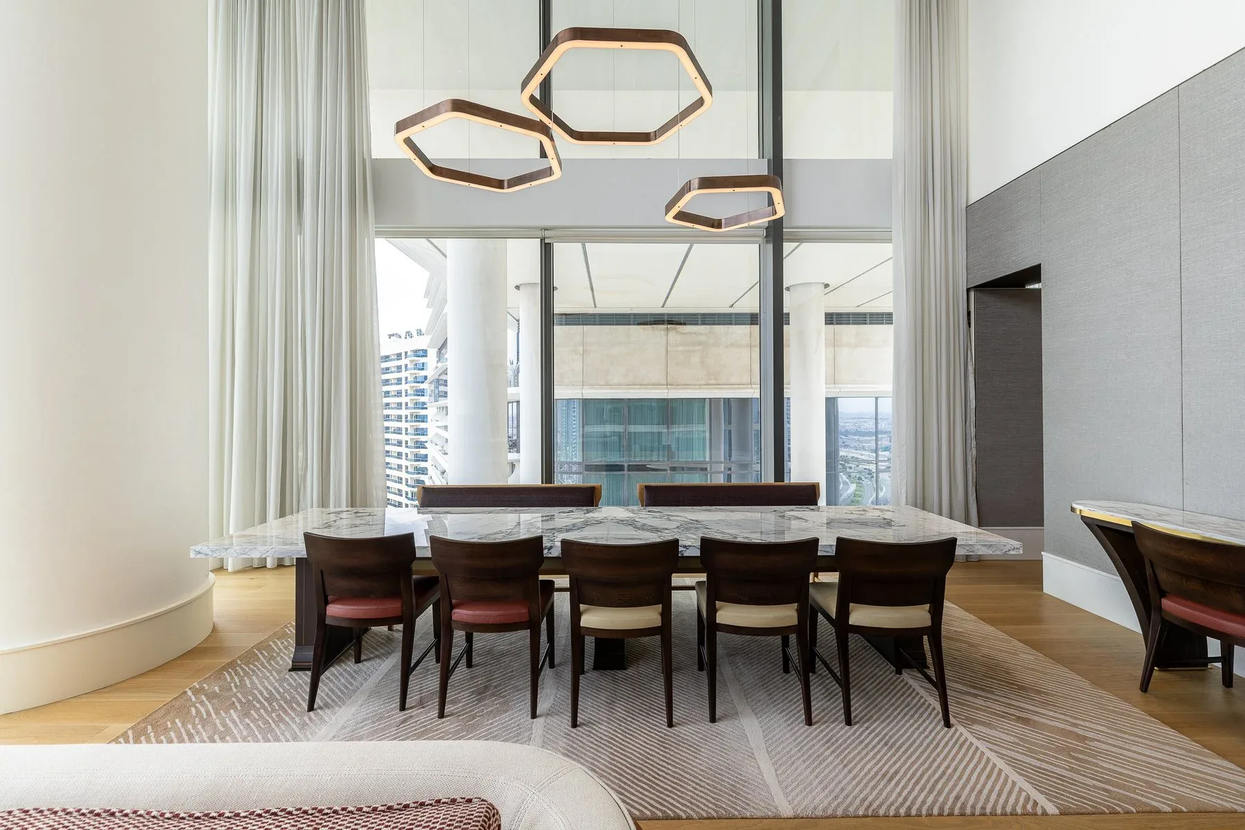 Sophisticated Lateral Home in Dorchester Collection — photograph 10