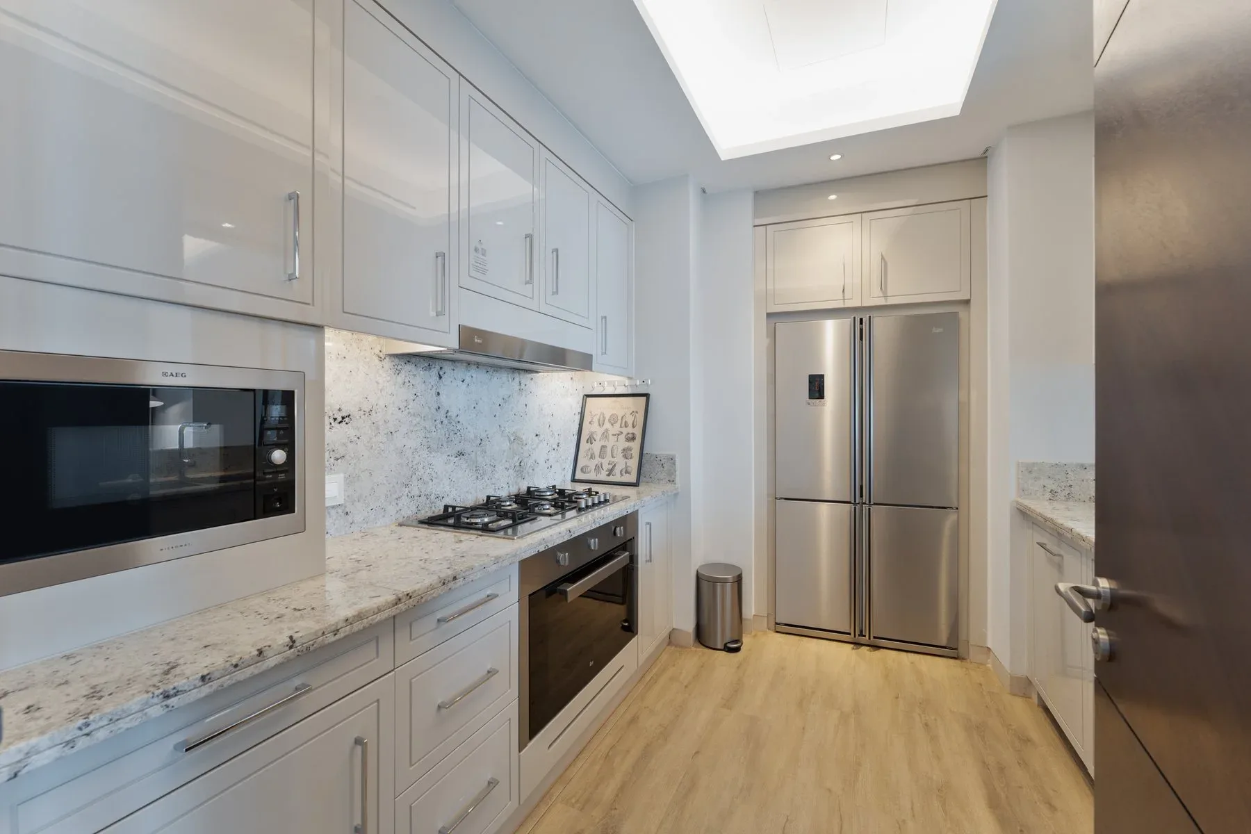 Address Sky View Apartment with Upgraded Interior — photograph 6