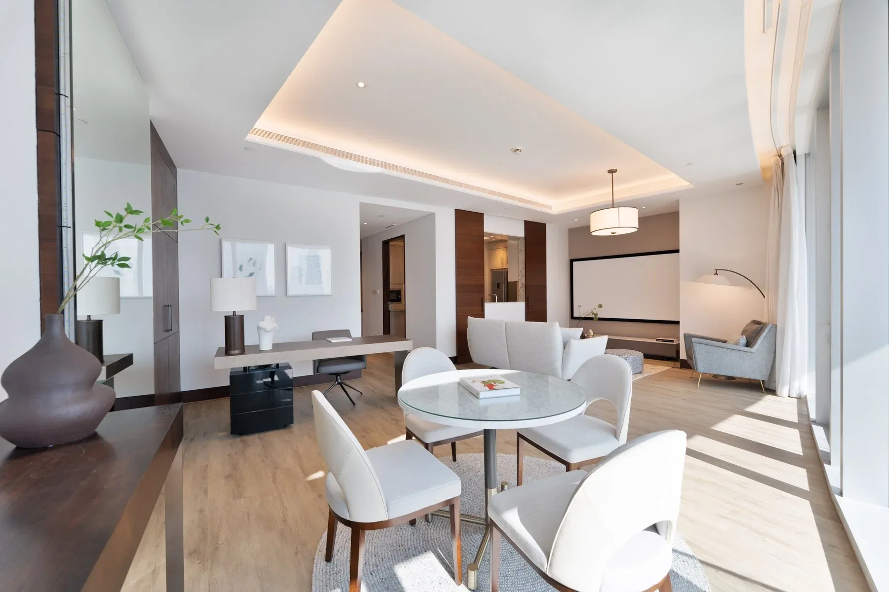 Address Sky View Apartment with Upgraded Interior — photograph 4