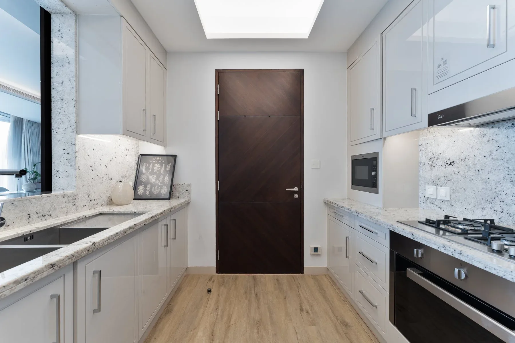 Address Sky View Apartment with Upgraded Interior — photograph 7
