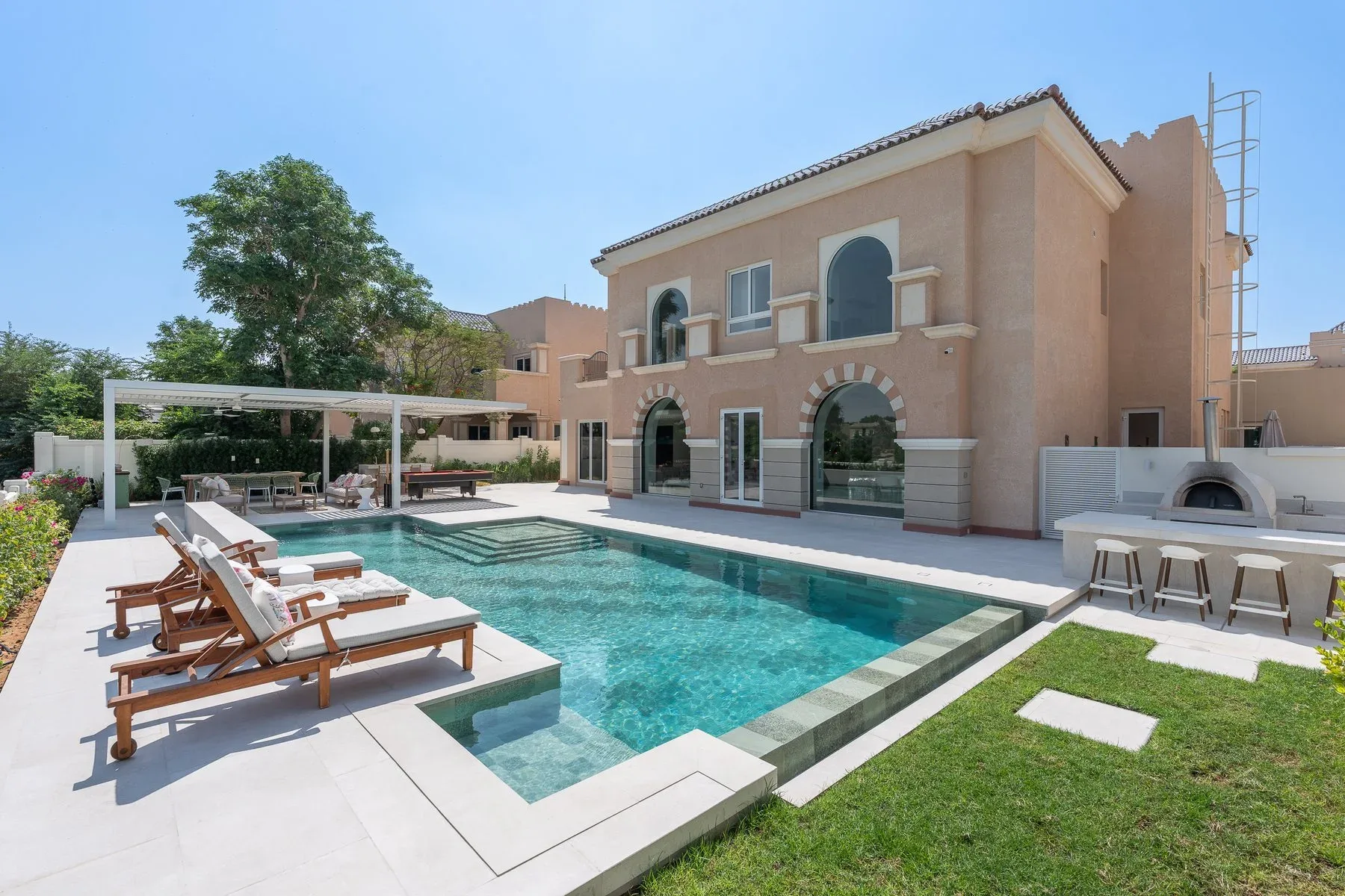 Fully Renovated Villa in Victory Heights — photograph 1