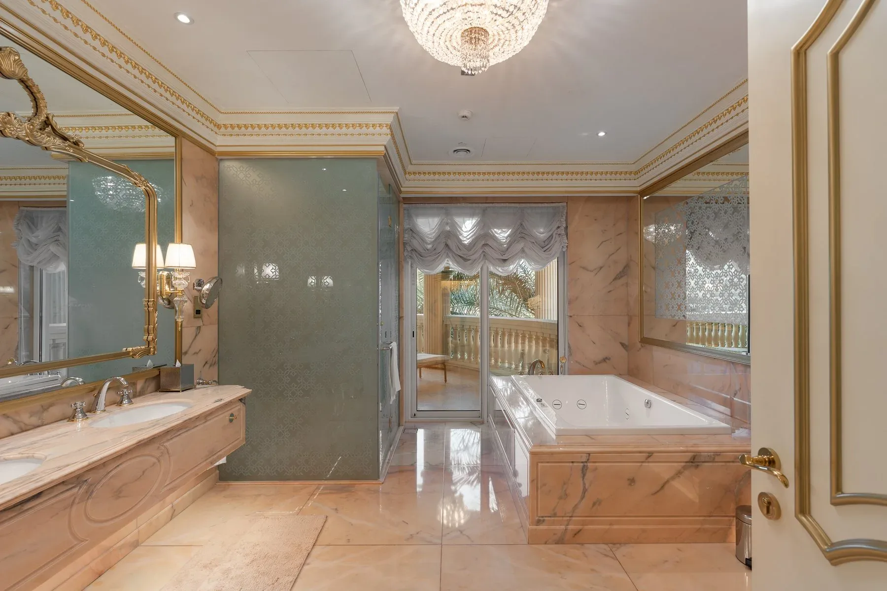 Exquisitely Designed & Furnished Villa on Palm — photograph 4