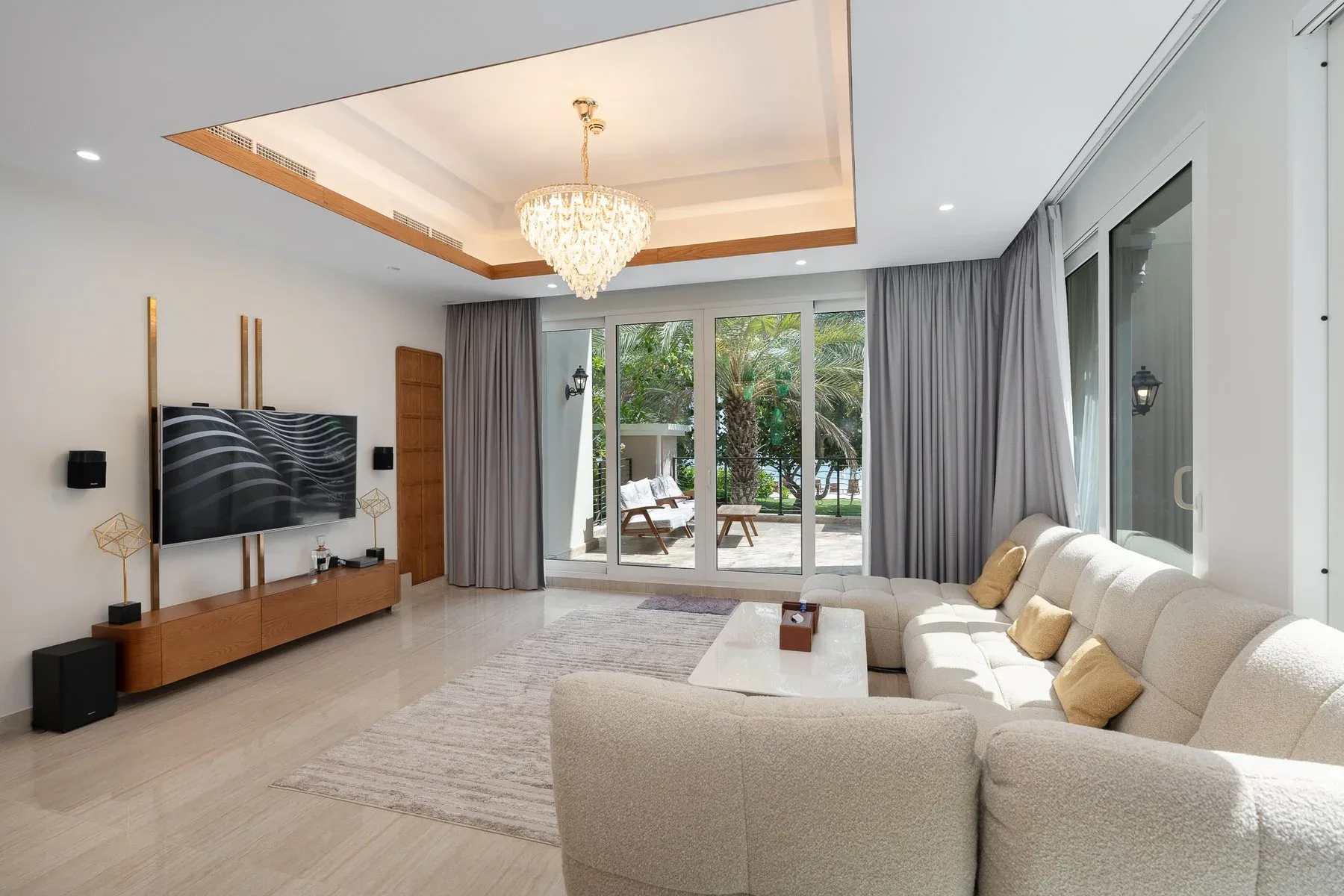 Resort-Like Beachfront Villa on Palm Jumeirah — photograph 2