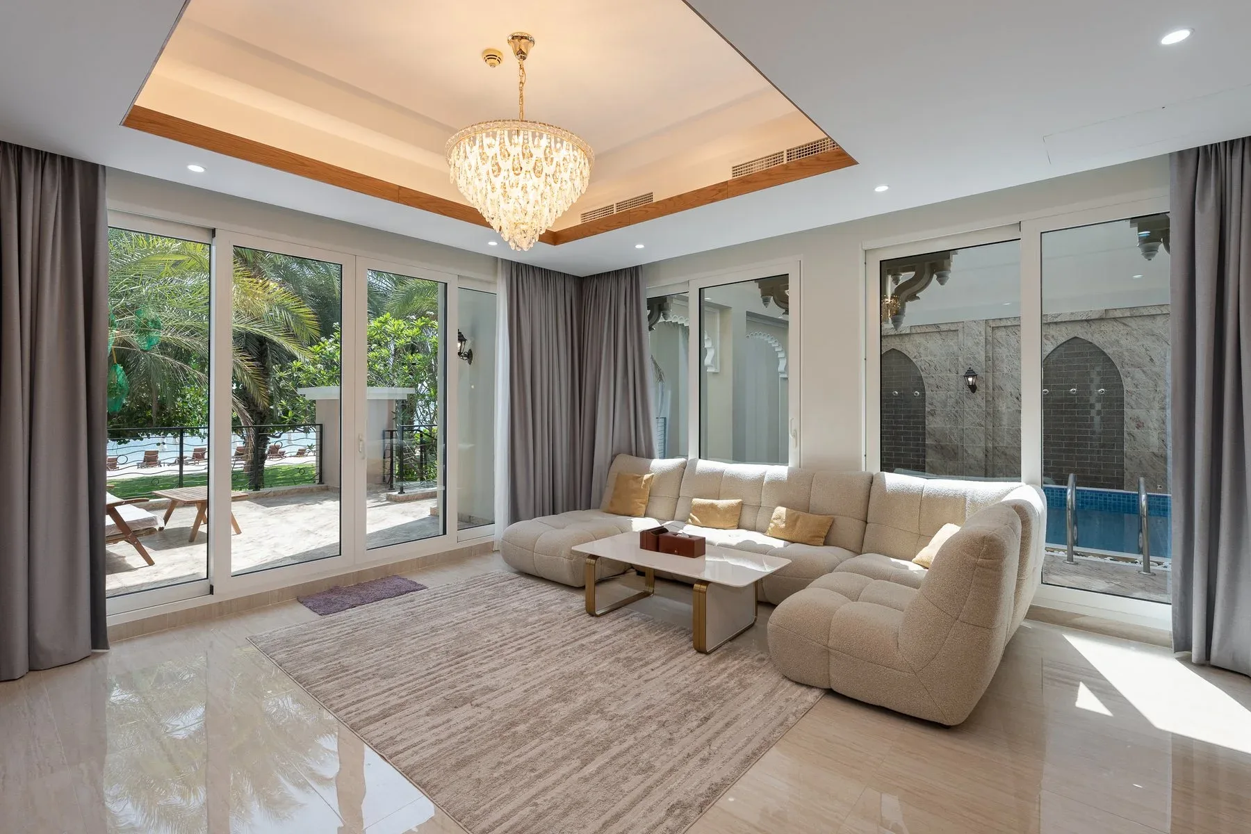 Resort-Like Beachfront Villa on Palm Jumeirah — photograph 1