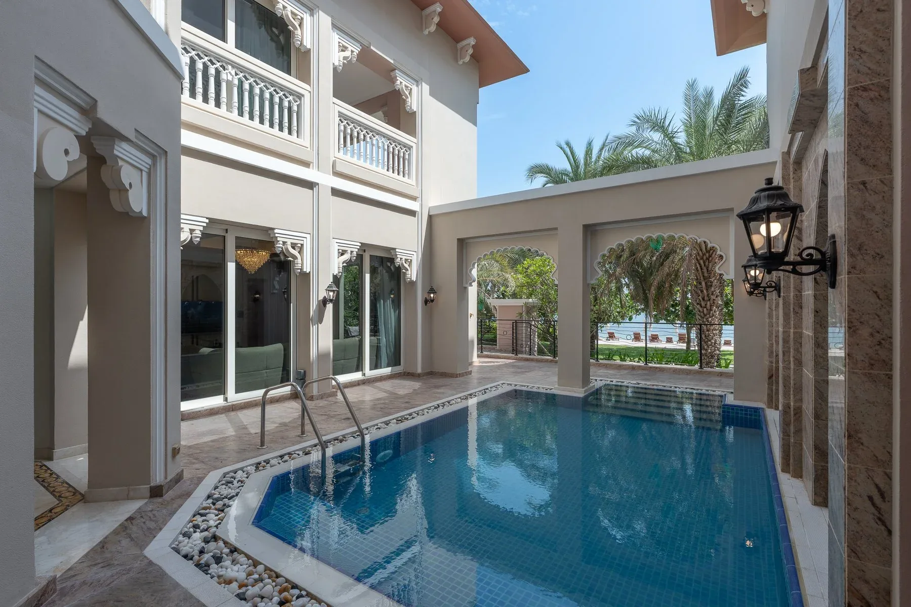Resort-Like Beachfront Villa on Palm Jumeirah — photograph 3