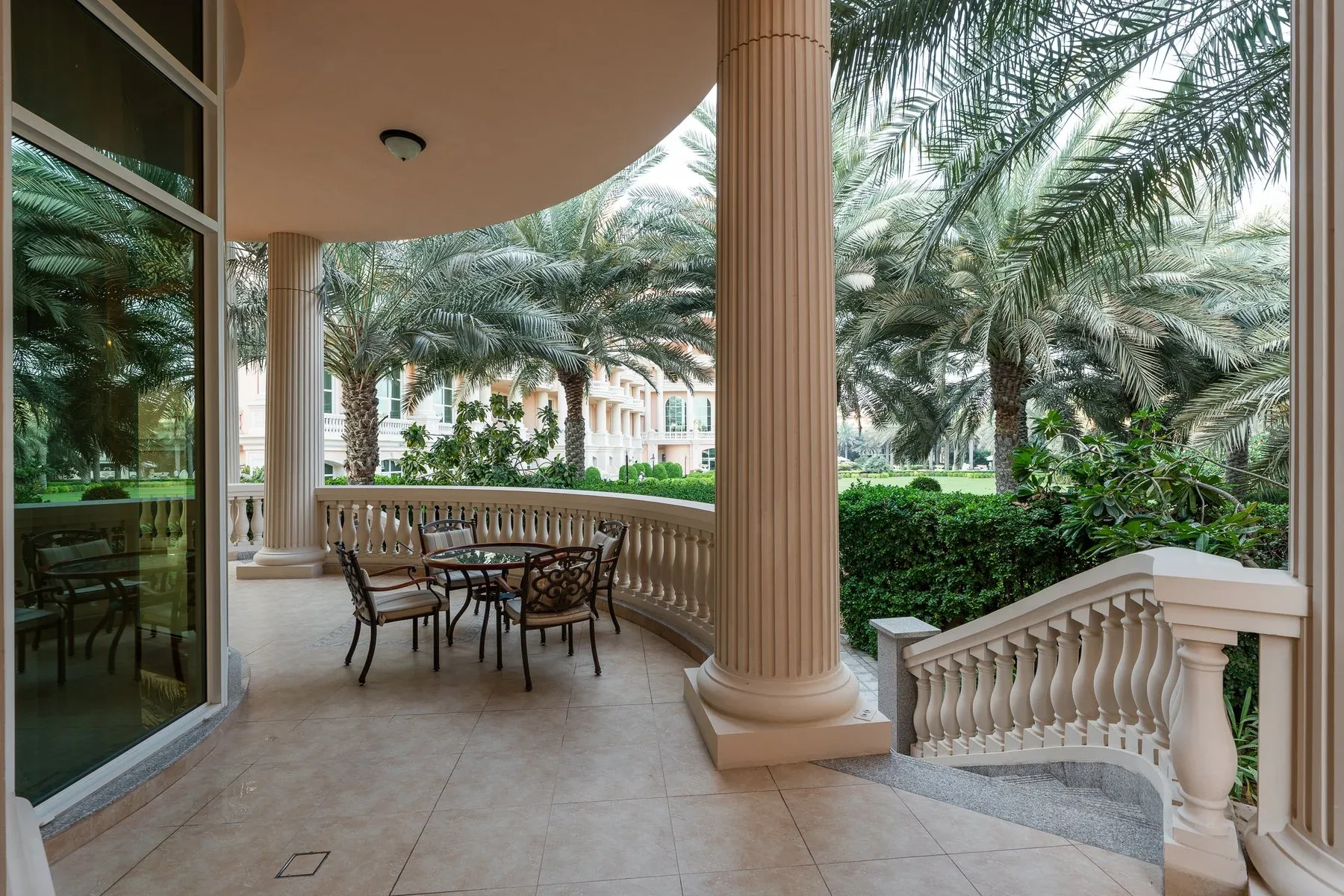 Exquisitely Designed & Furnished Villa on Palm — photograph 8